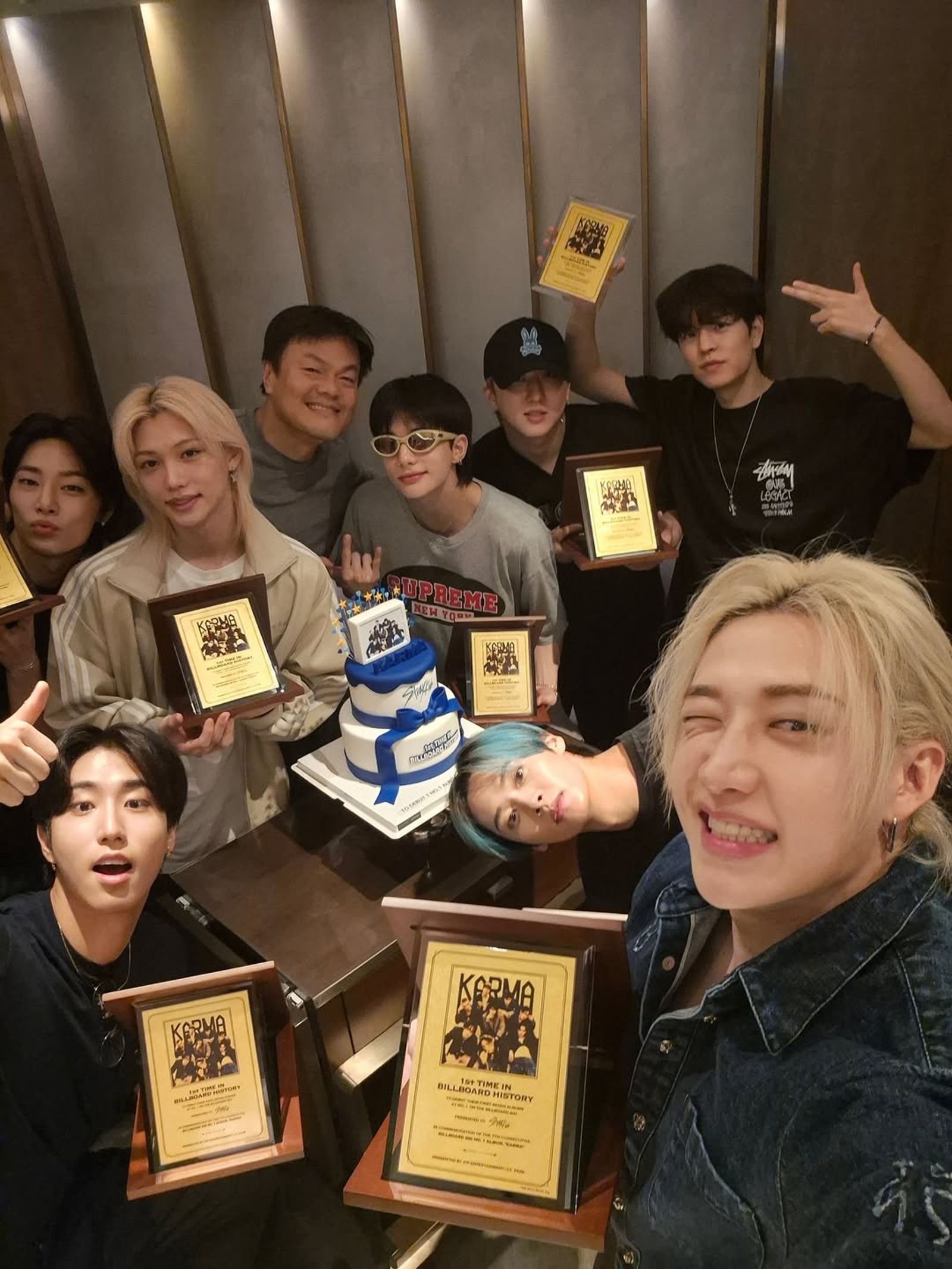 Stray Kids興奮收下黃金大禮。