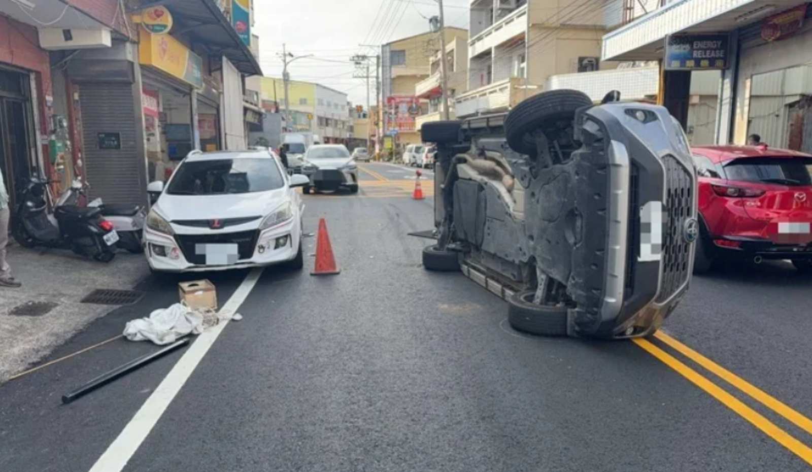 台中阿伯酒駕失控　撞爆路邊車「四輪朝天」橫躺大馬路
