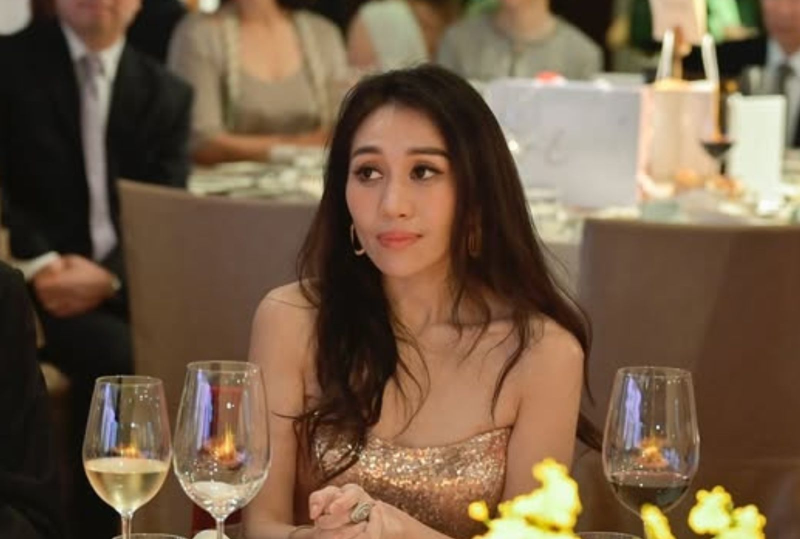 賭王千金何超盈才獲博士學位！畢典熱舞喊「我們做到了」　超狂背景曝光