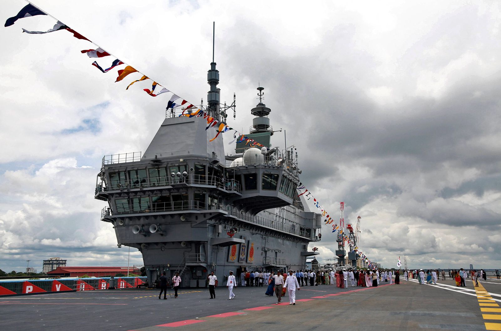 印度自製的航空母艦維克蘭特號(INS Vikrant)已下水成軍,但發展緩慢,整體戰力不如外界預期。達志影像