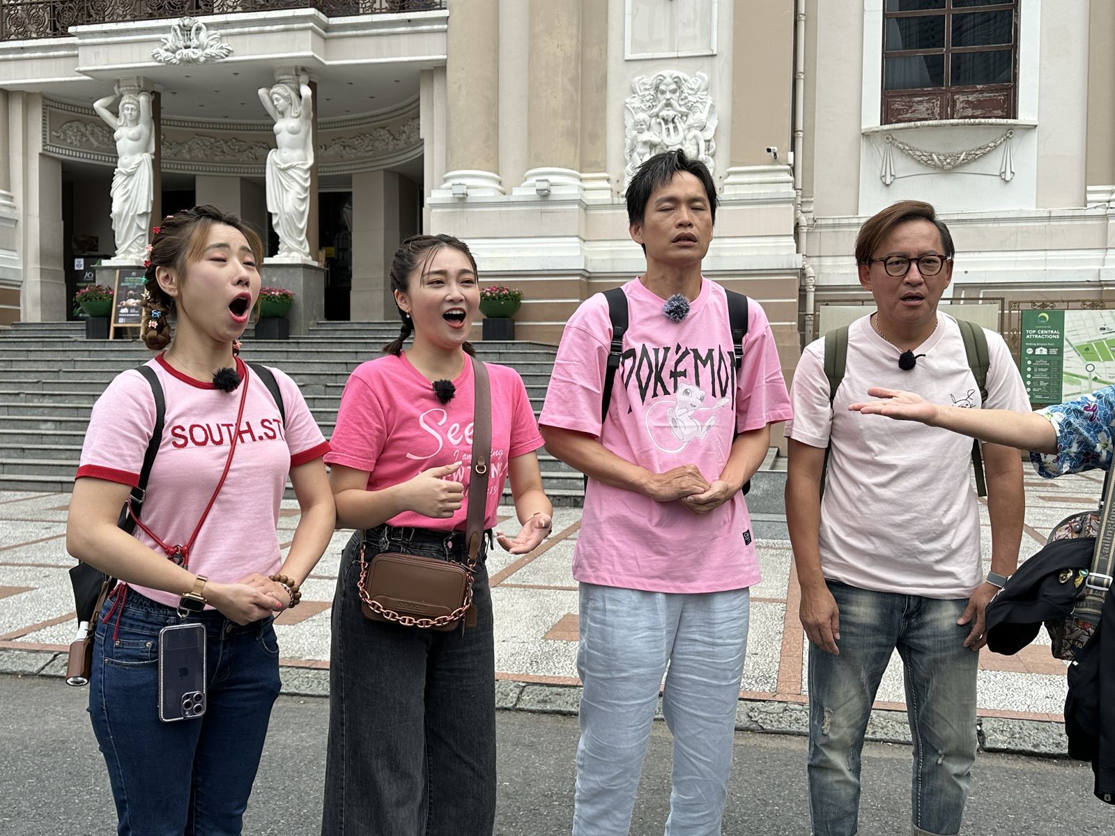 陳怡婷(左起)、張文綺、黃鐙輝、詹姆士在粉紅教堂玩阿卡貝拉。公視台語台提供
