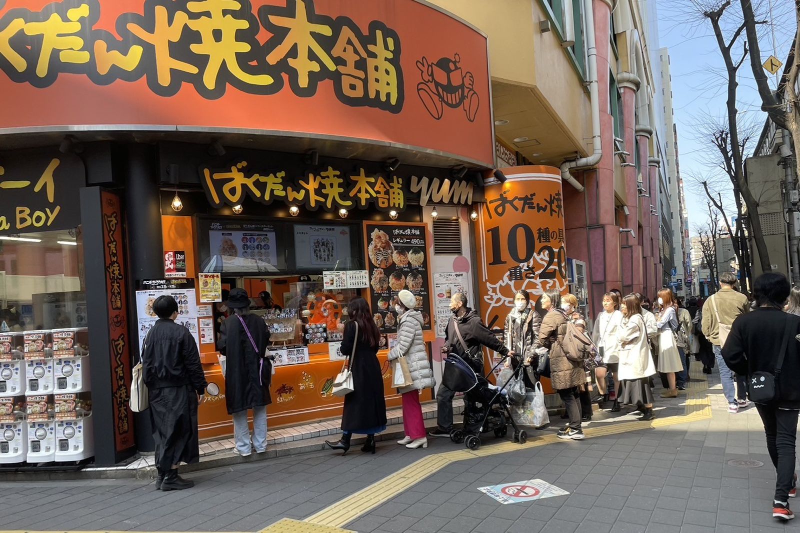 「爆彈燒本舖 ばくだん焼本舗」東京池袋總店，每天開店都是大排長龍。（爆彈燒本舖供圖）