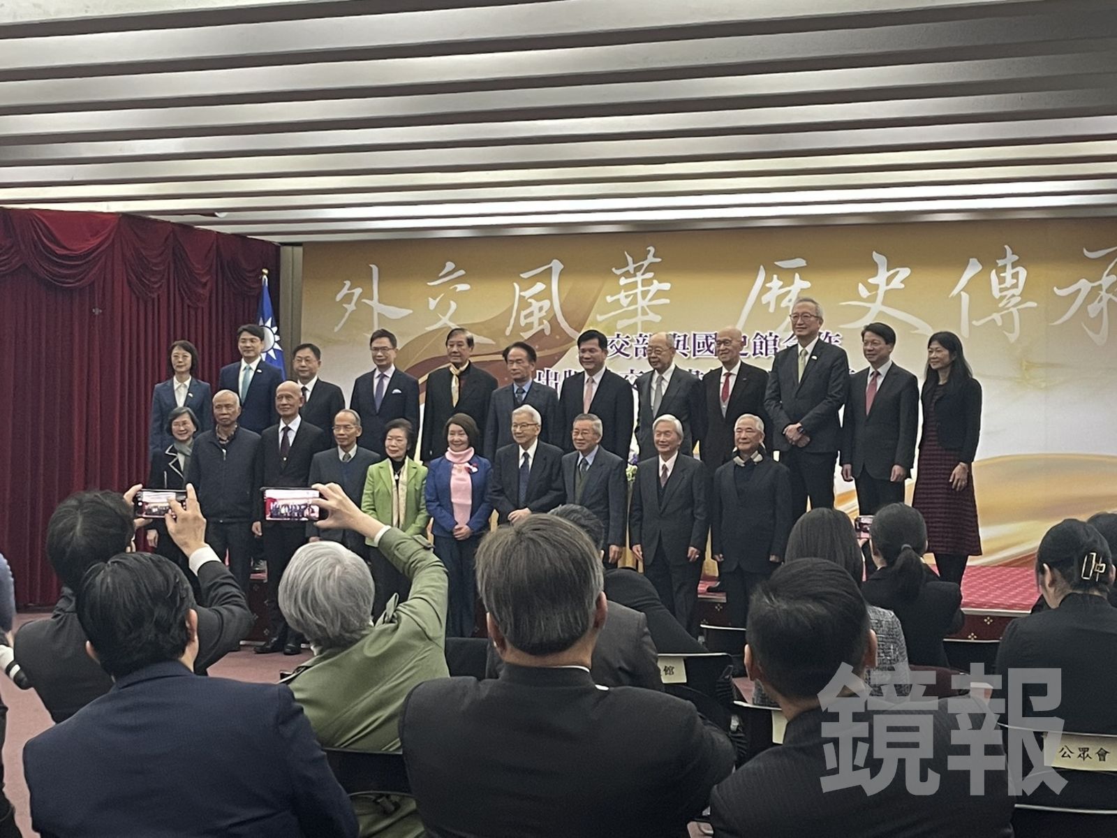 外交部今天下午舉辦「外交部與國史館合作出版外交史料專書簽約啟動儀式」,多名退休外長和大使皆出席活動。(圖/陳凱貞攝)