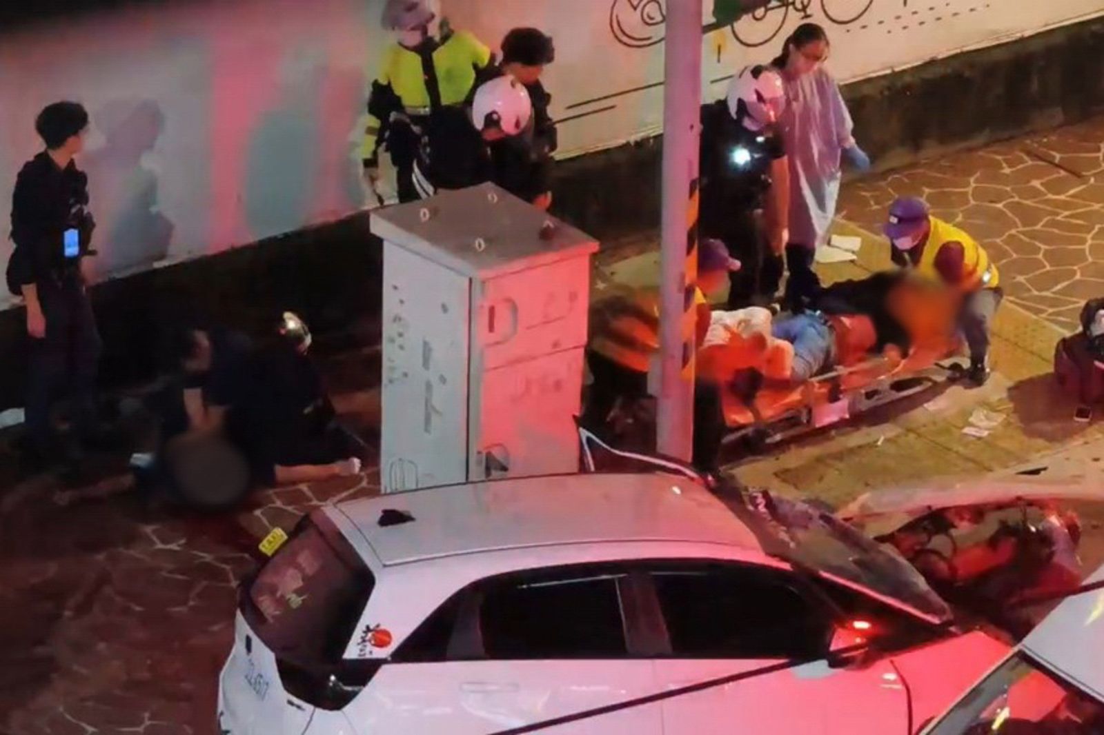 撞擊畫面曝光!桃園列管毒品人車拒檢狂飆失控 2無辜路人遭撞「斷腿」命危