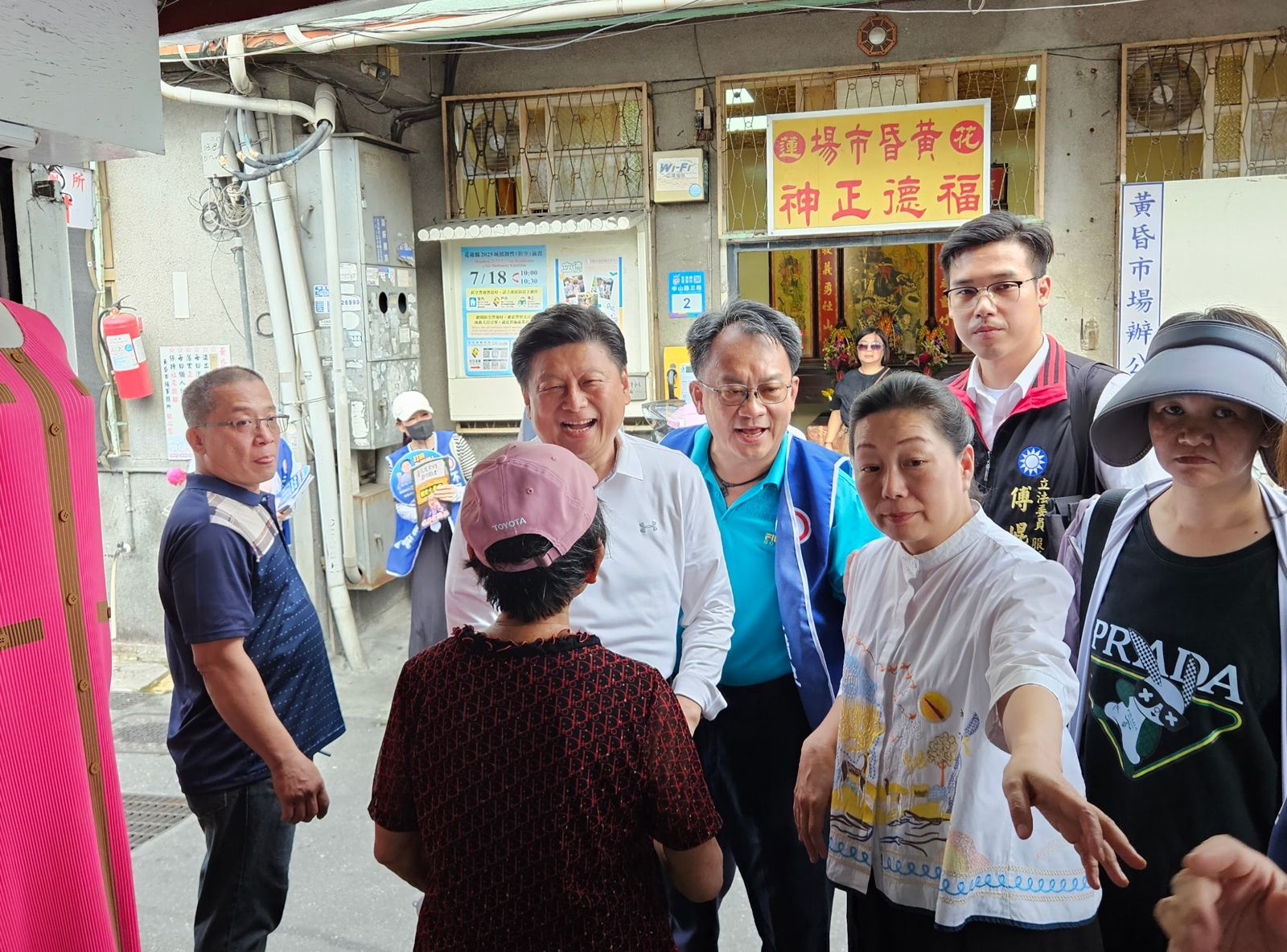 《鏡報》直擊,傅崐萁夫妻在7月15日下午至吉安黃昏市場拜票,與民眾互動,宣傳反罷免。(圖/鄭宏斌攝)