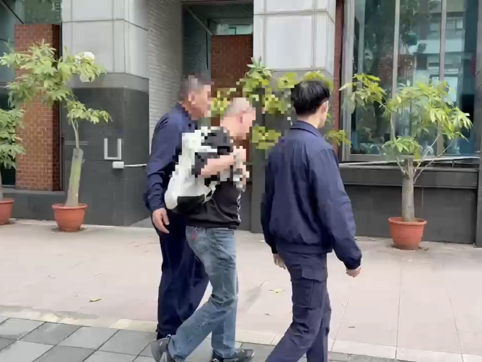 北捷車廂驚傳「揚言殺人」！男子下秒閃人　警火速帶回：犯嫌稱自言自語