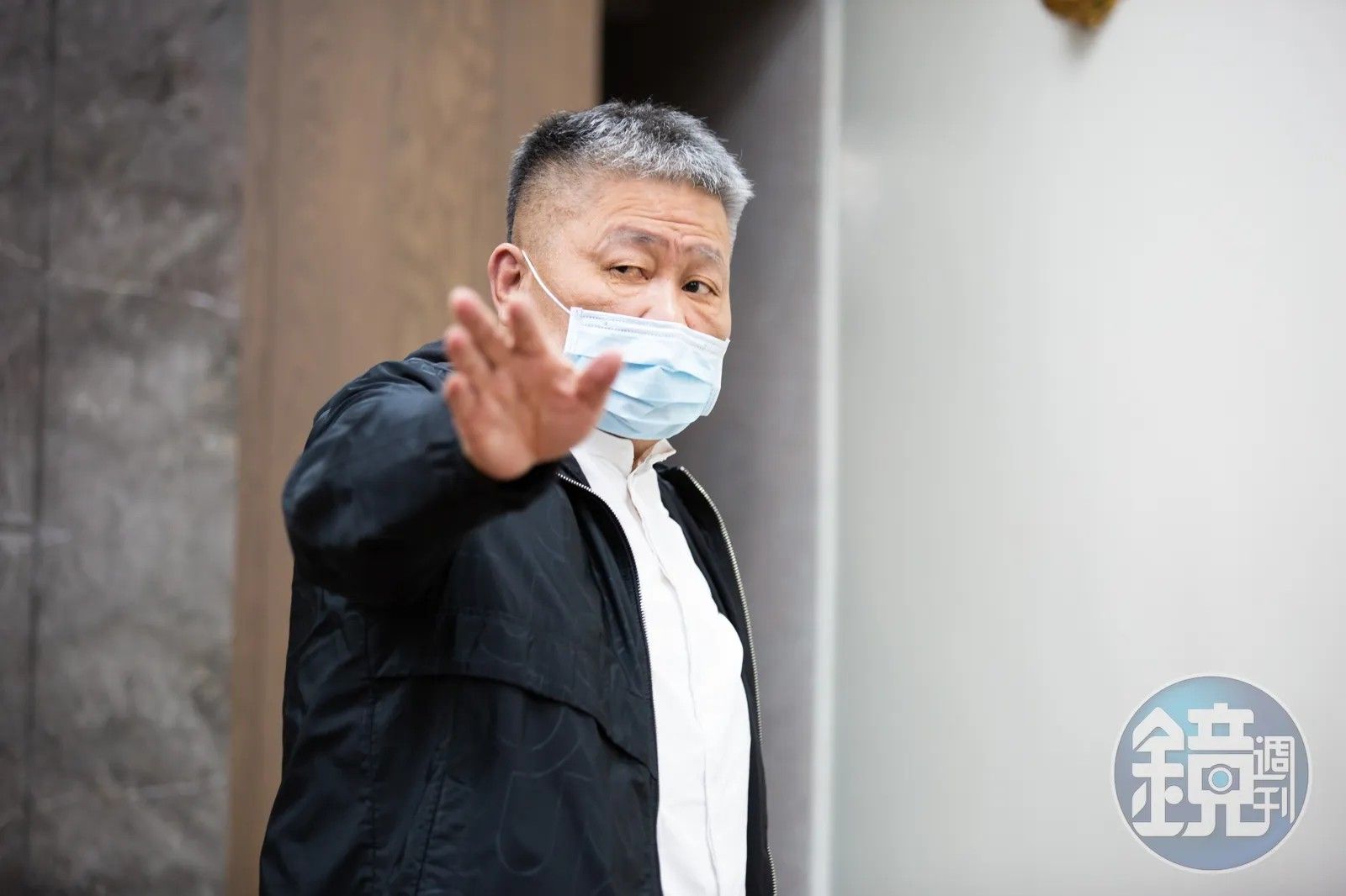 顏清標在2022年中二補選期間，曾接獲記者查證電話被氣到血壓飆高送急診。鏡週刊