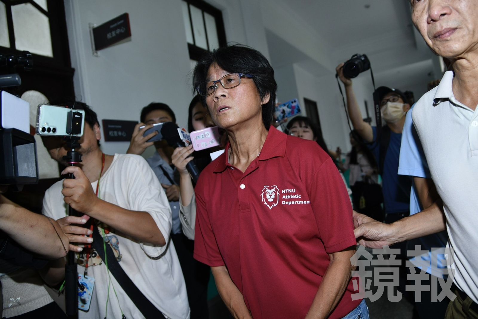 周台英只在記者會上出現30分鐘，在媒體追逐下落跑。