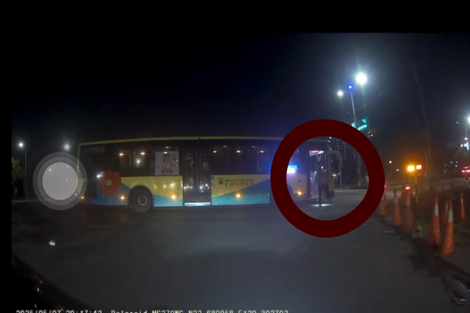 母牽娃走過施工區...路過司機霸氣喊「快上車！免錢」網大讚