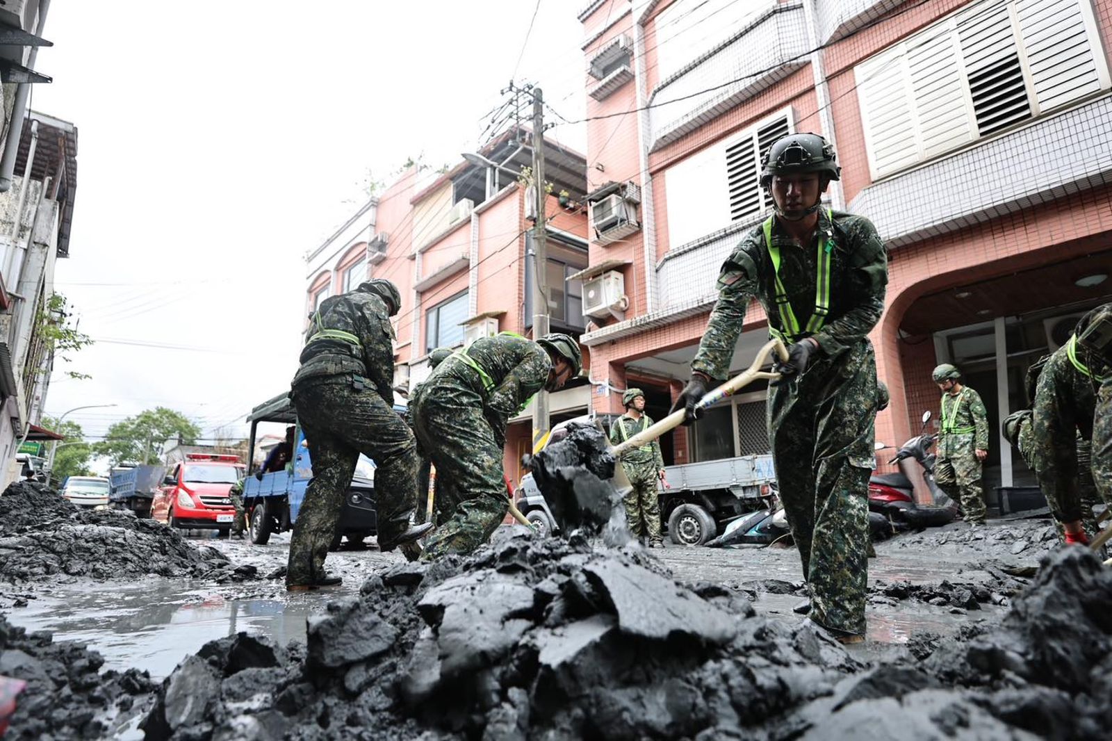 國軍正在加速清理災區泥濘。圖／翻攝自FB／中華民國陸軍