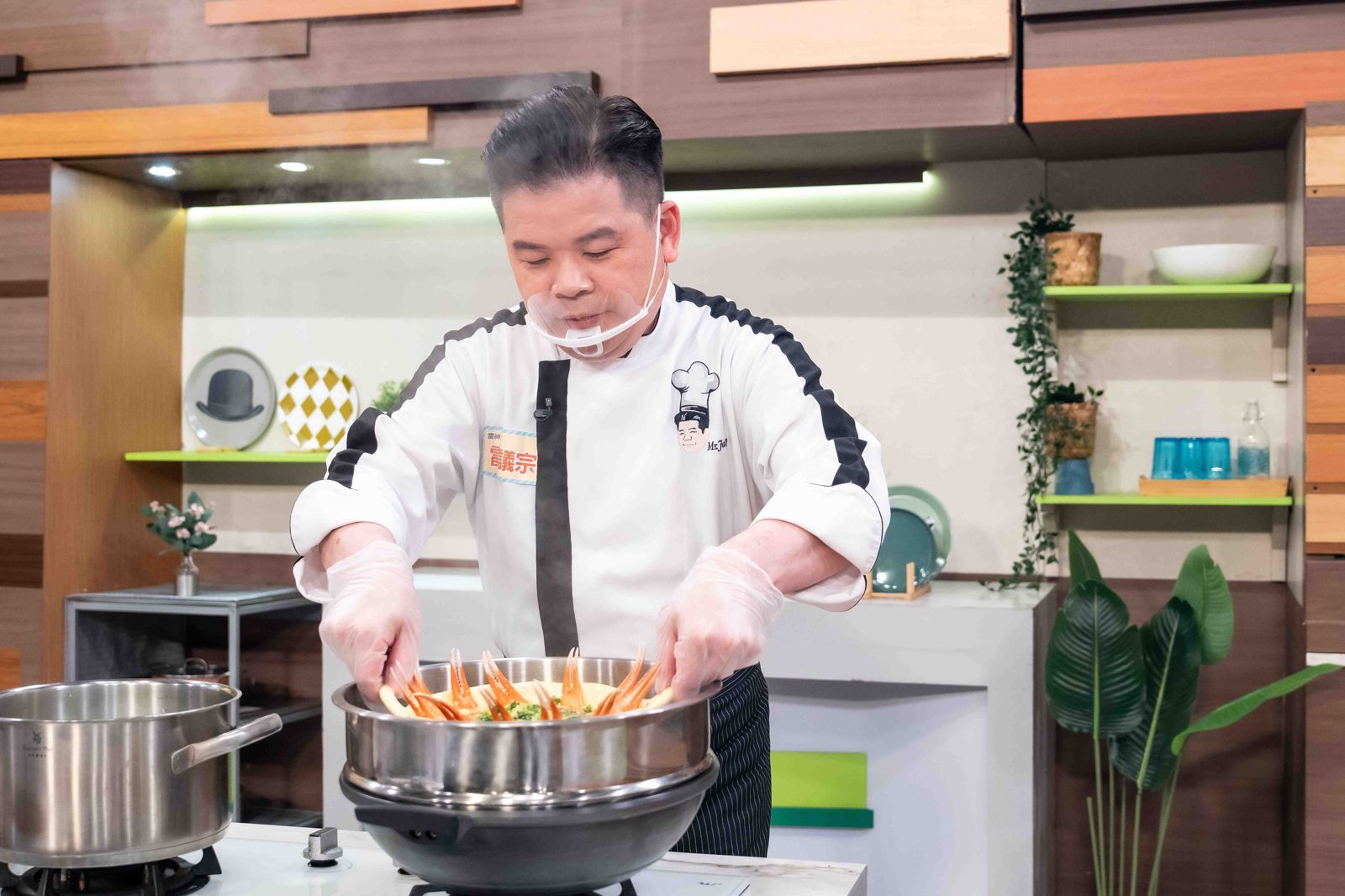 主廚雷議宗祭出「松葉蟹南瓜玉子豆腐」，美味營養兼具。TVBS提供