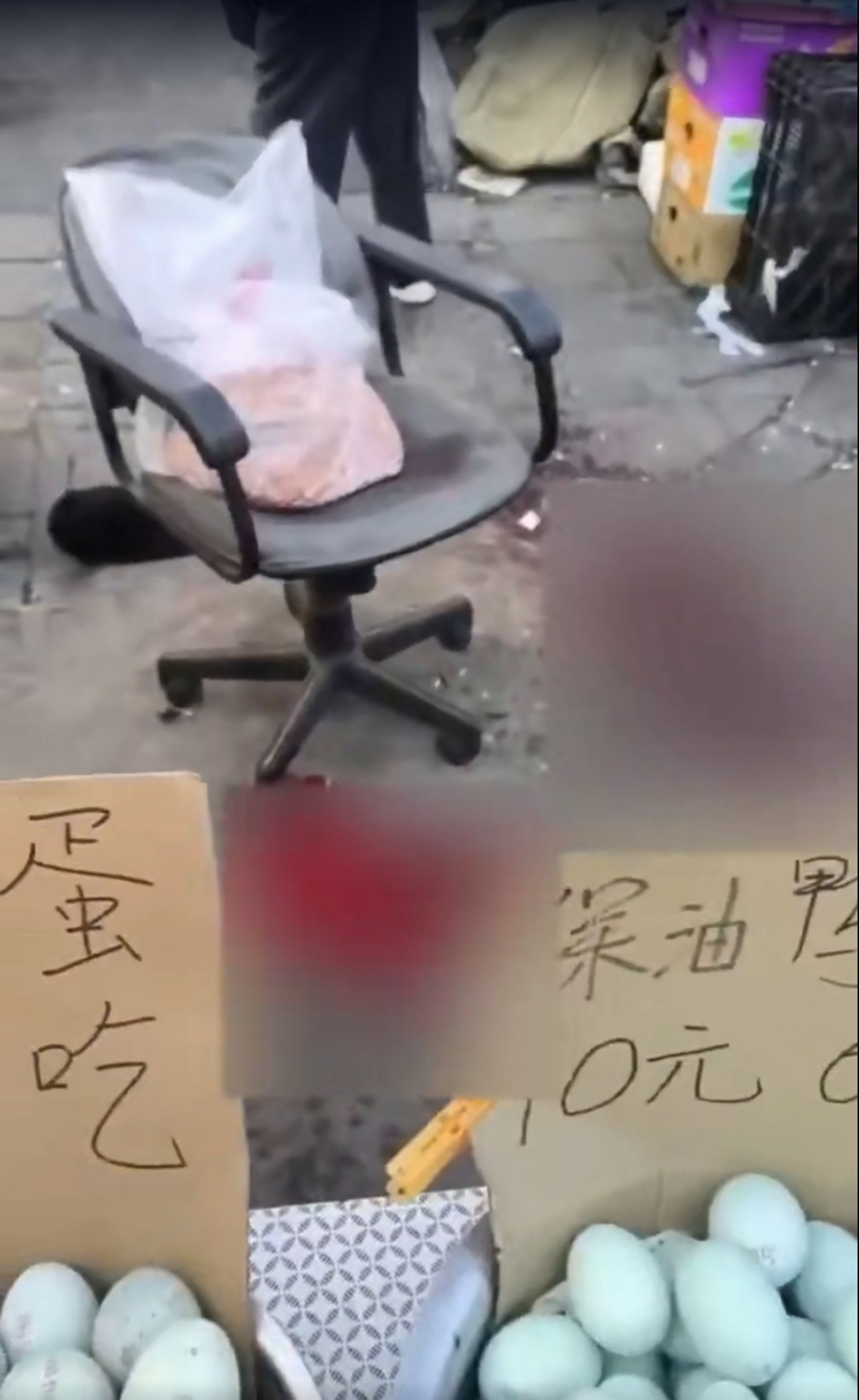 鴨蛋攤旁地上滿是血跡。圖/X@whyyoutouzhele