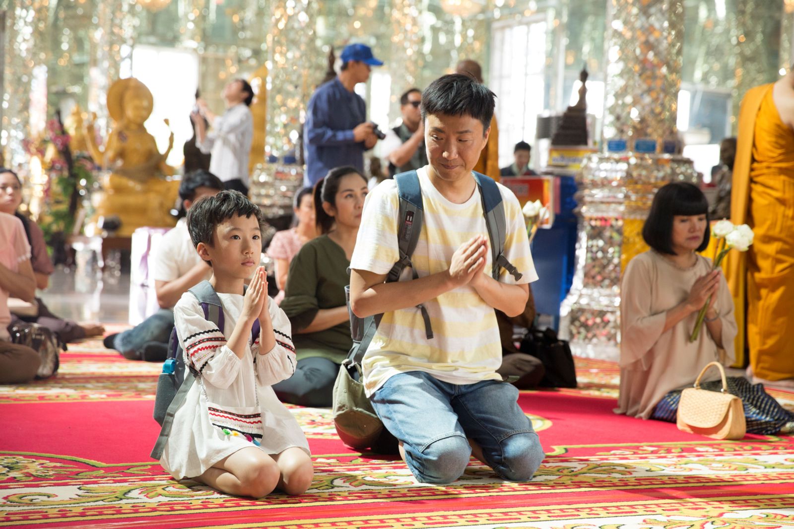 童星傅舜盈(左)在片中飾演鄭中基被綁架的女兒,還必須剪去一頭長髮。華映娛樂提供