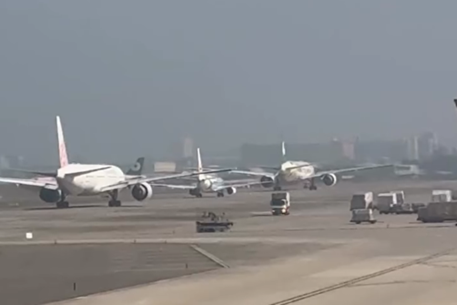 民眾指出，現場人潮擠爆、寸步難行，就連飛機也出現隊伍等待起飛。圖／翻攝自Threads@heard_travel