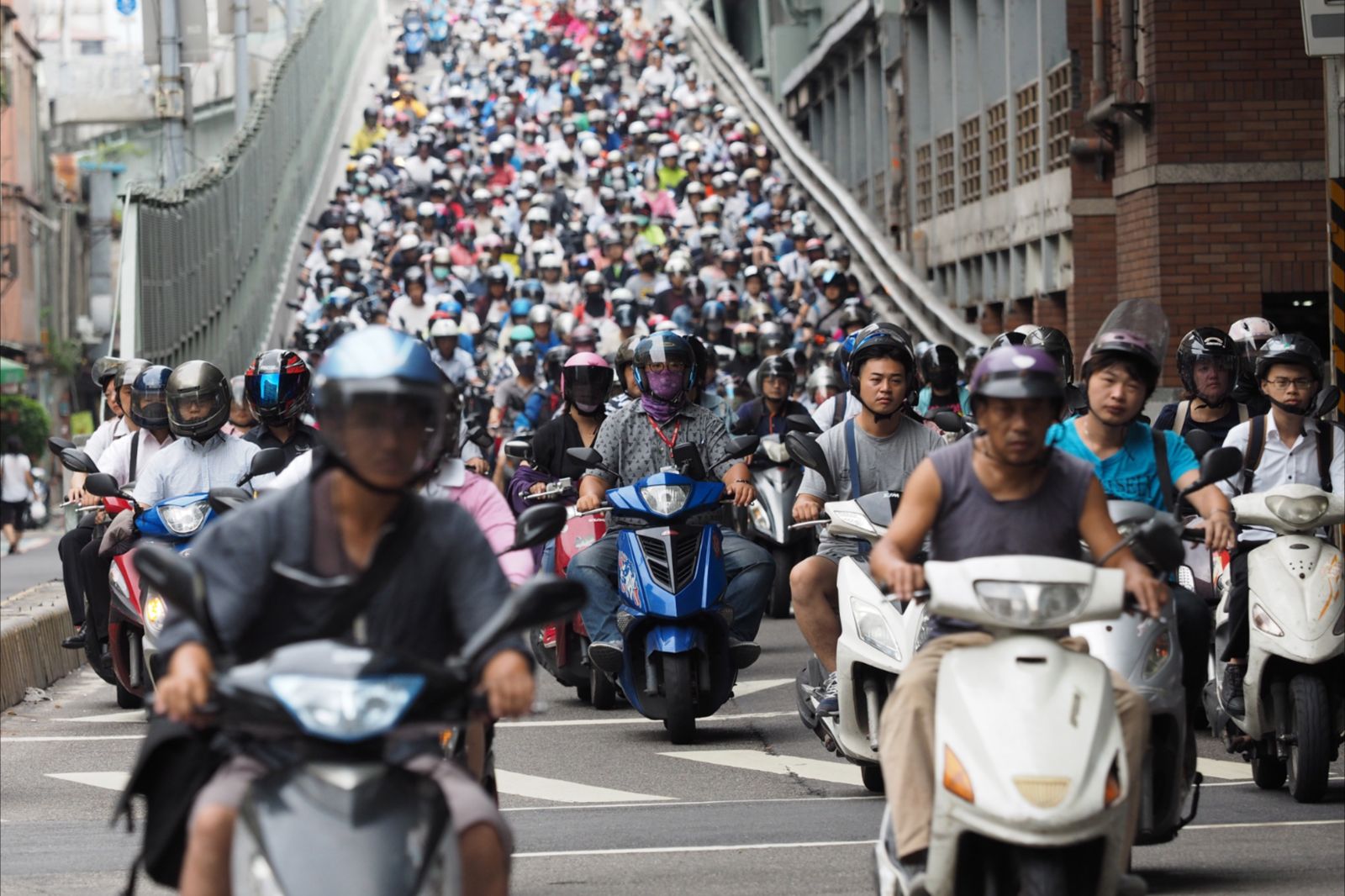 每次都在賭博!機車左轉規則超級亂二輪族譙翻 騎士怒:轉個彎像打二戰