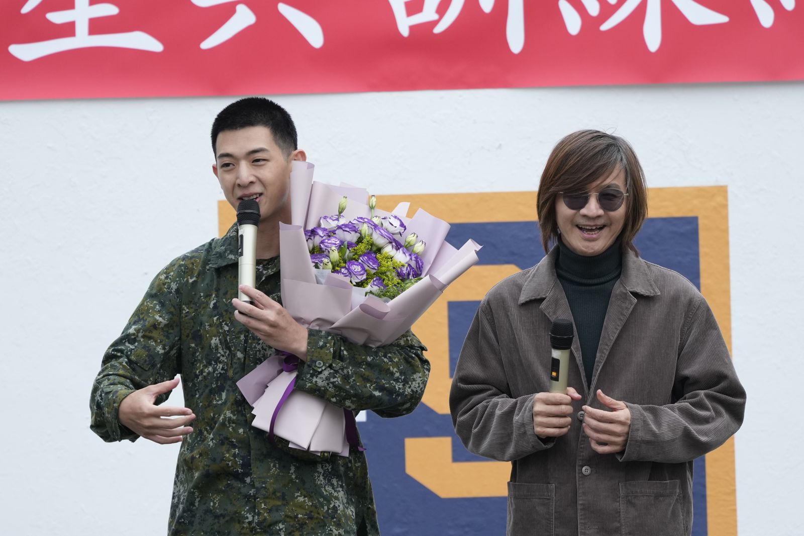 林亭翰(左)與父親林隆璇(右),父子倆互動溫馨,感情十分要好。台視提供