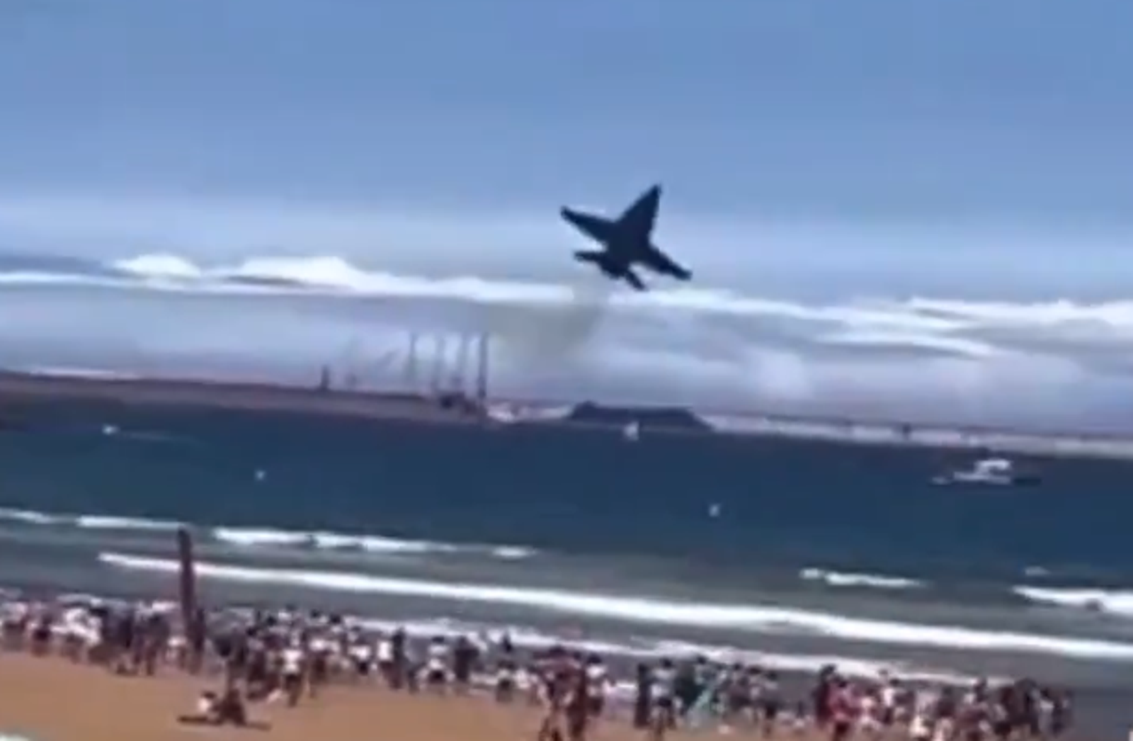 戰機表演突俯衝向人群再急拉升「驚險畫面曝」 空軍曝原因讚他「堪稱典範」