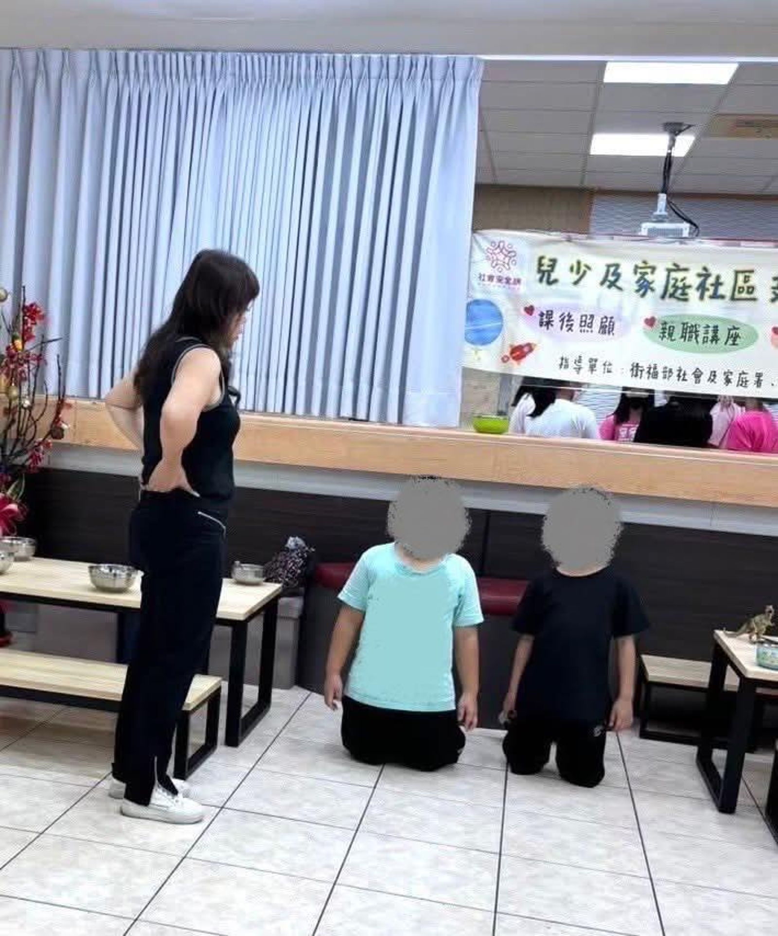 安置機構要求小孩罰跪。圖／翻攝自FB／德州媽媽沒有崩潰