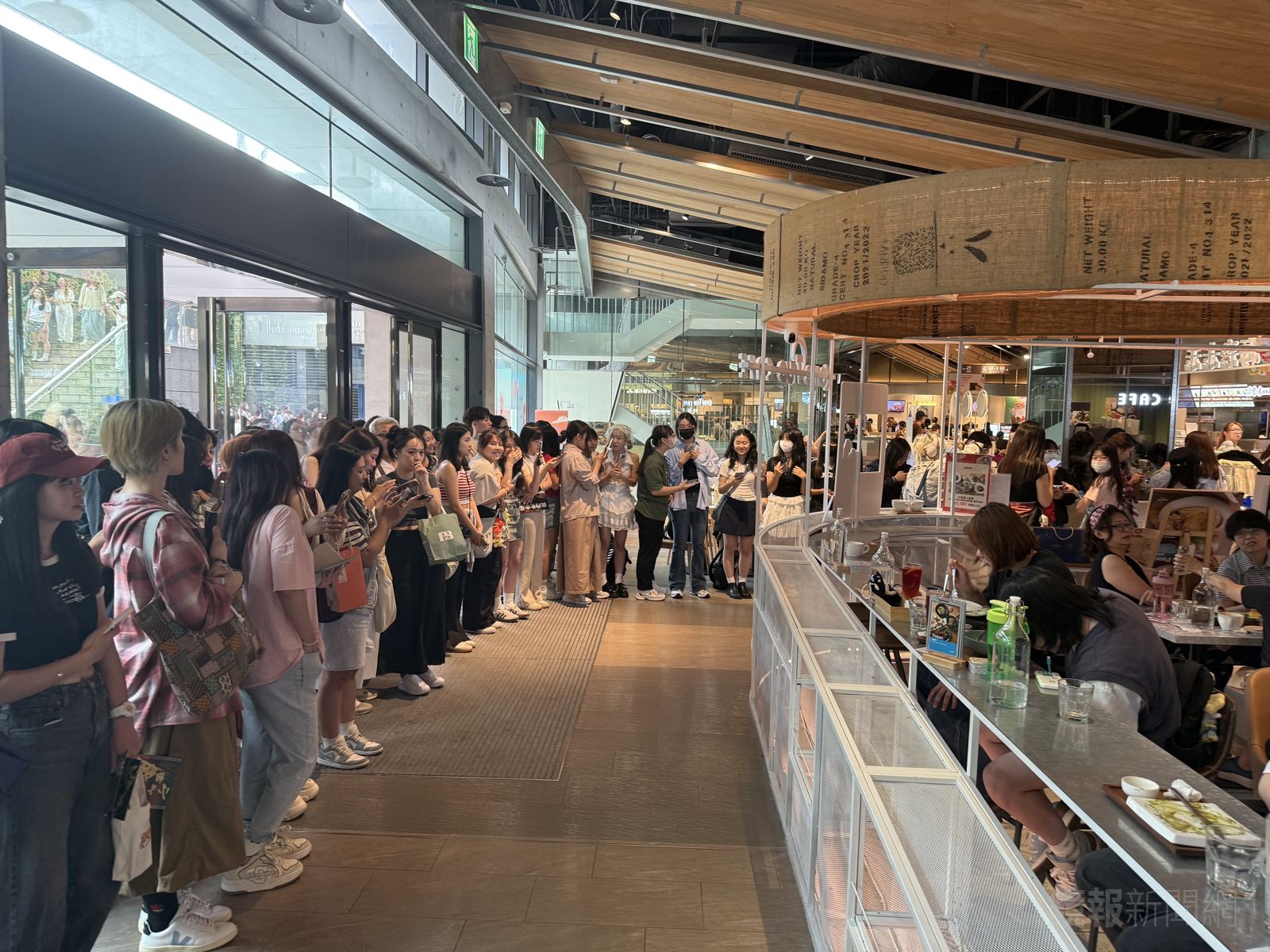 大批粉絲擠在兩岸電影展記者會場外爭睹易烊千璽風采。田瑜萍攝