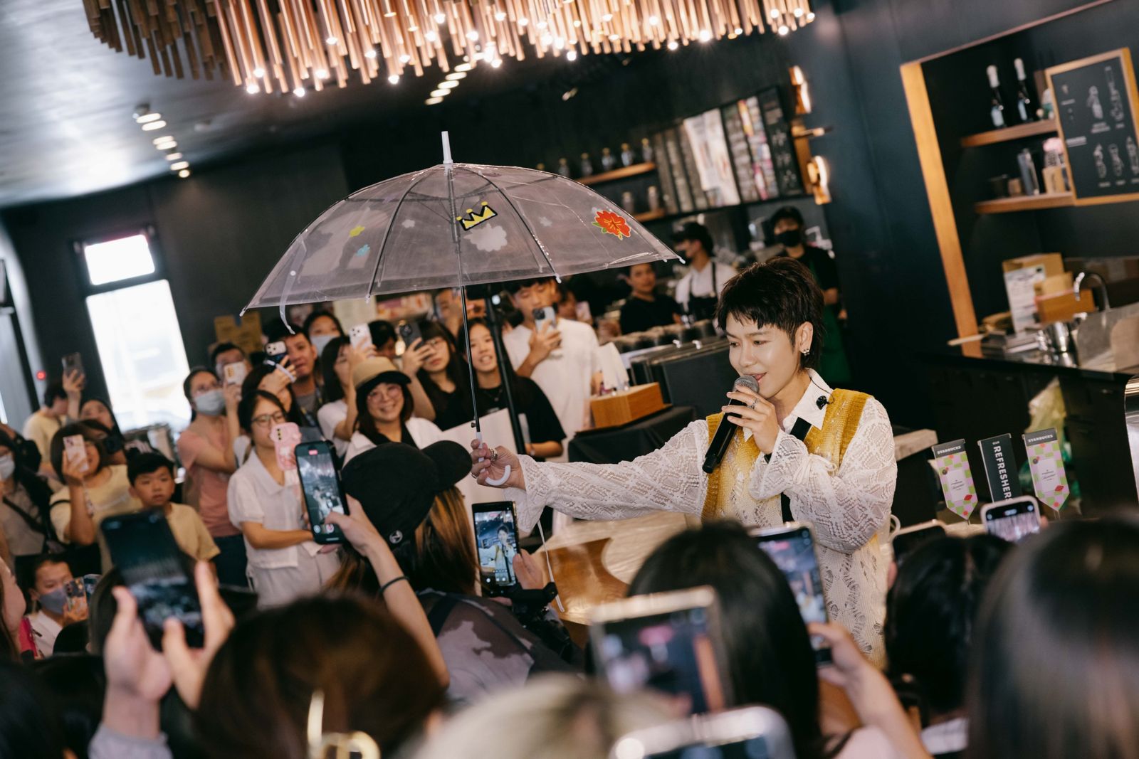 鼓鼓獻唱〈透明傘〉為歌迷遮風擋雨。相信音樂提供