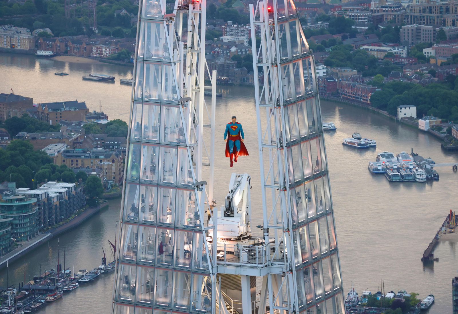 《超人》飛上倫敦天際線限時現身　導演宣布告五人當台灣大使