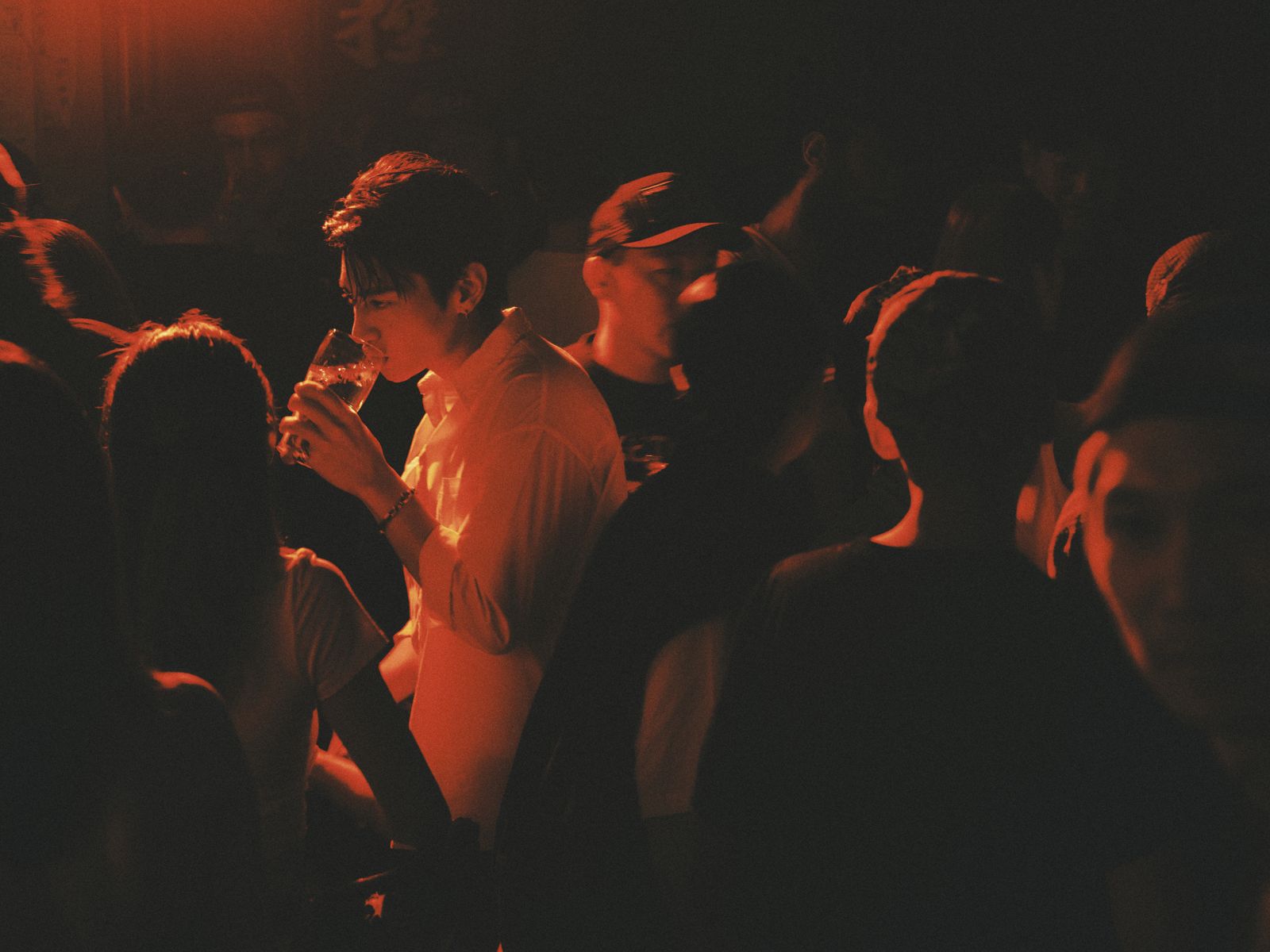 宋柏緯在紛亂的酒吧裡狂歡。夕陽音樂提供
