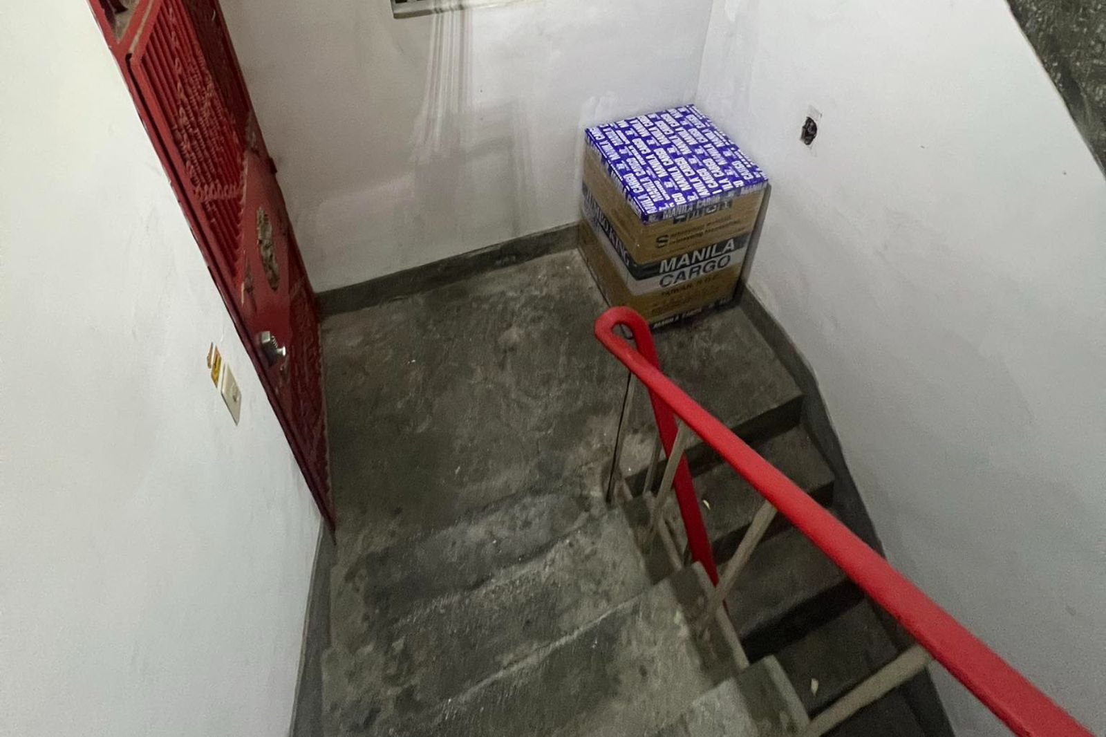 一家開機萬家熱...桃園公寓樓梯間驚見「龐然大物」網全看傻　師傅怒譙：裝的人腦子進水？