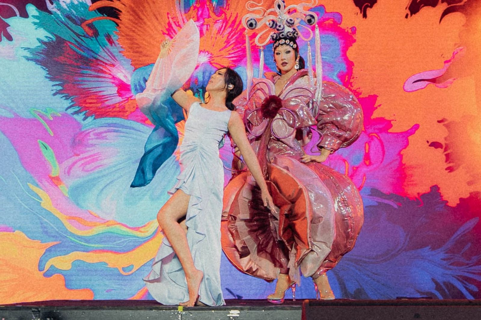 妮妃雅「下面」鑽出金曲歌后！李竺芯大港化身SM女王　曝「蕉佛」胯下風景「好壯觀」