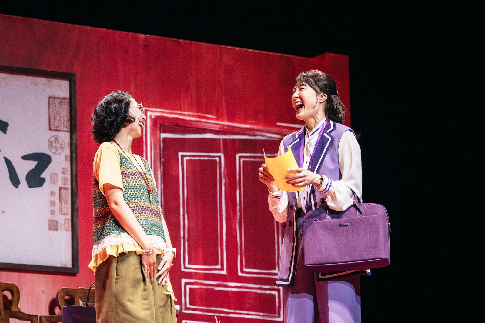 曾珮瑜（右）與王意萱在《都更男女》逗趣演出。金星文創提供