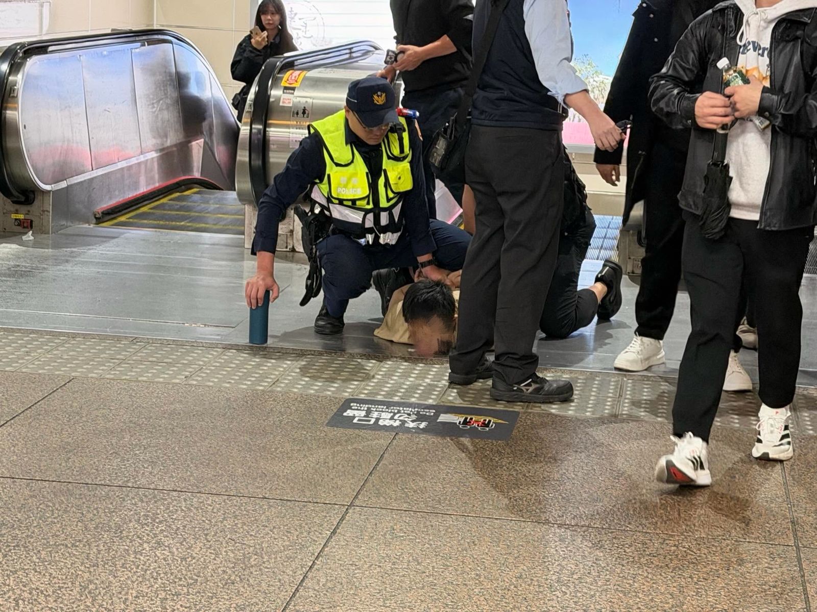 北車又出事！狂男高喊口號按火災鈴　身分曝光曾在路透社工作