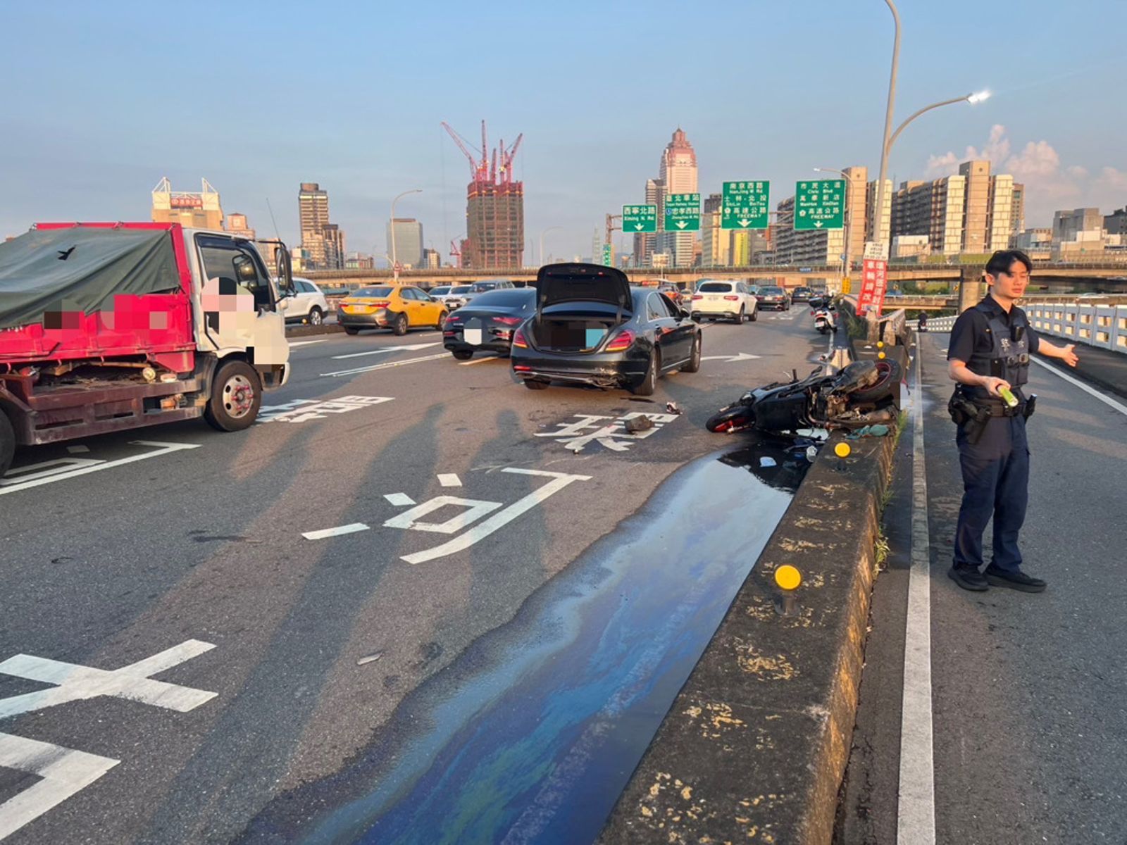 忠孝橋驚悚「死亡彈跳」　29歲騎士噴飛遭連環撞慘死