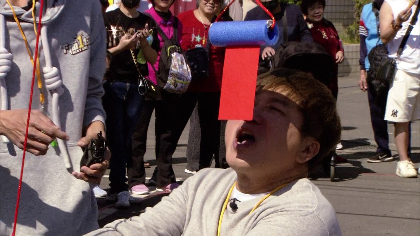 董至成驚人柔軟度看呆全場！《綜藝大集合》挑戰「咬紅包」胡瓜體力不支換人代打