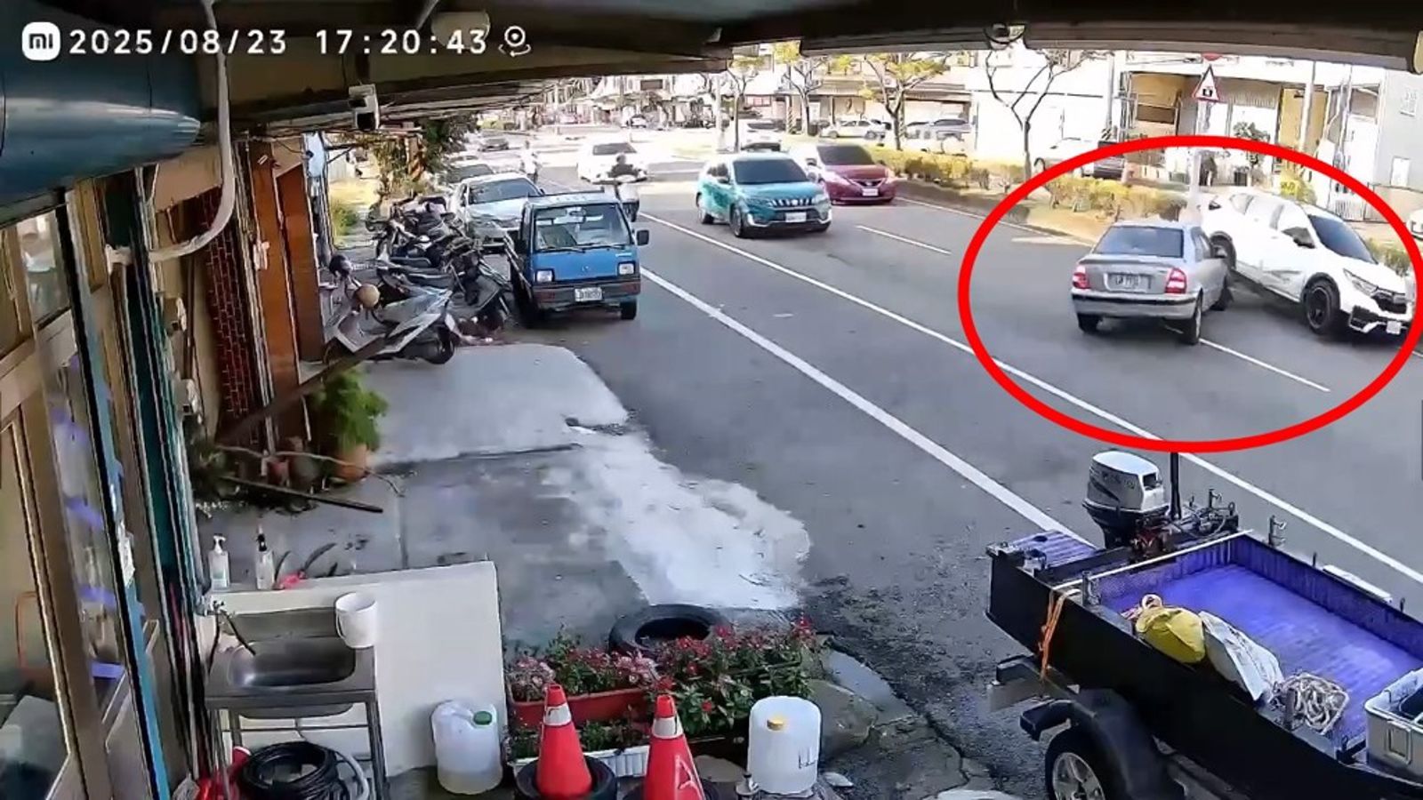 苗栗驚傳85老翁疑打錯排檔當街暴衝　撞2車釀3傷