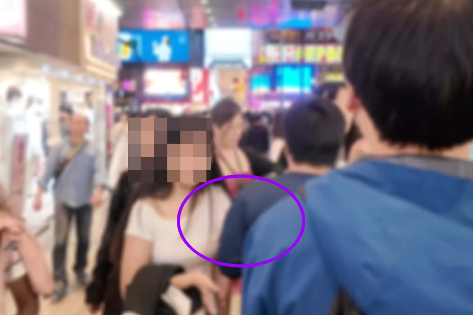 藍衣男子惡意撞人,尤其針對年輕女性及外國旅客下手。圖/翻攝自YT@매드브로 MadBros