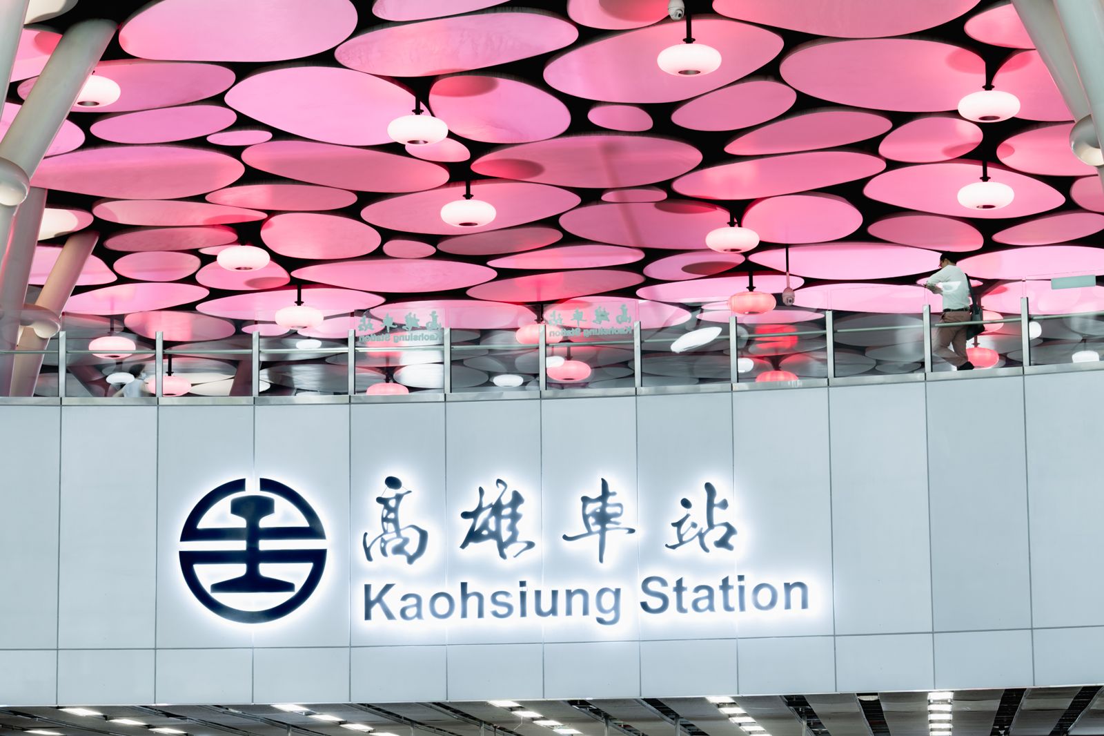 高雄車站男廁遭佔用…開門驚見「排泄物旁有男屍」！疑「這原因」猝死