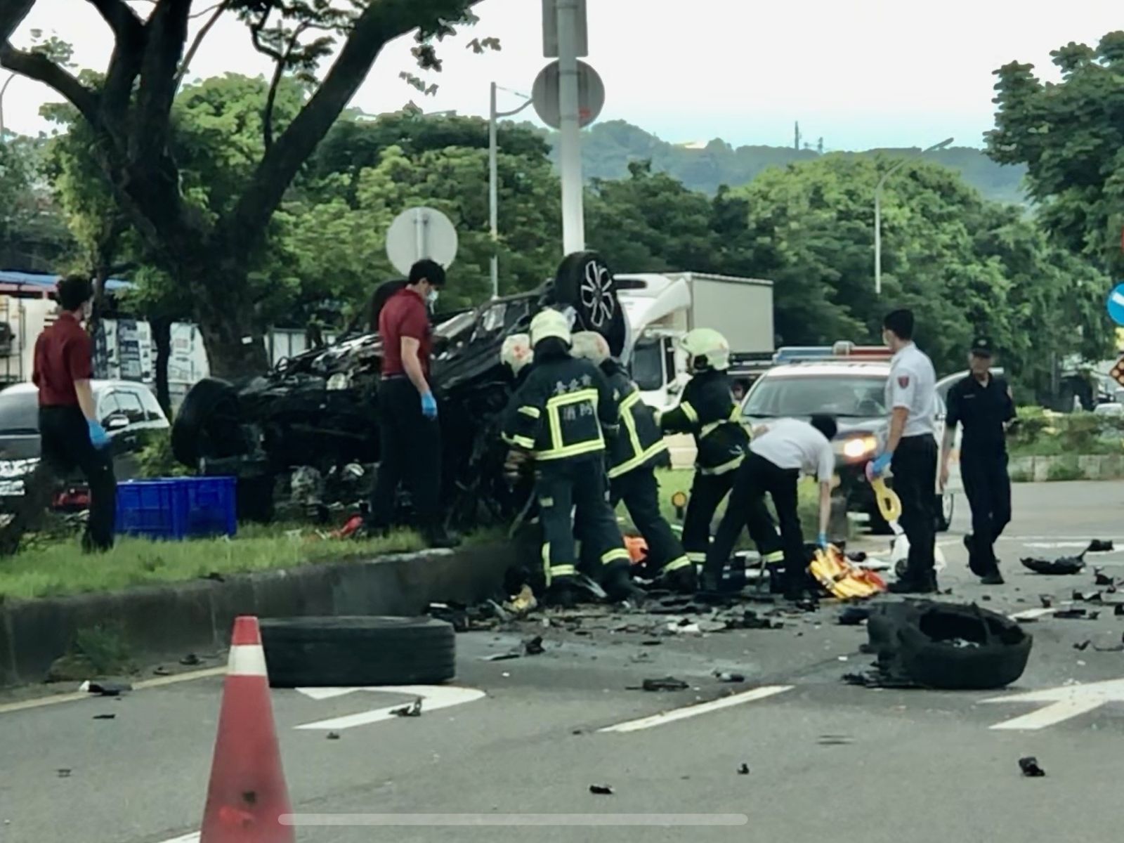 撫遠街2死車禍畫面曝！小客車暴衝翻覆　母子重傷送醫雙雙不治