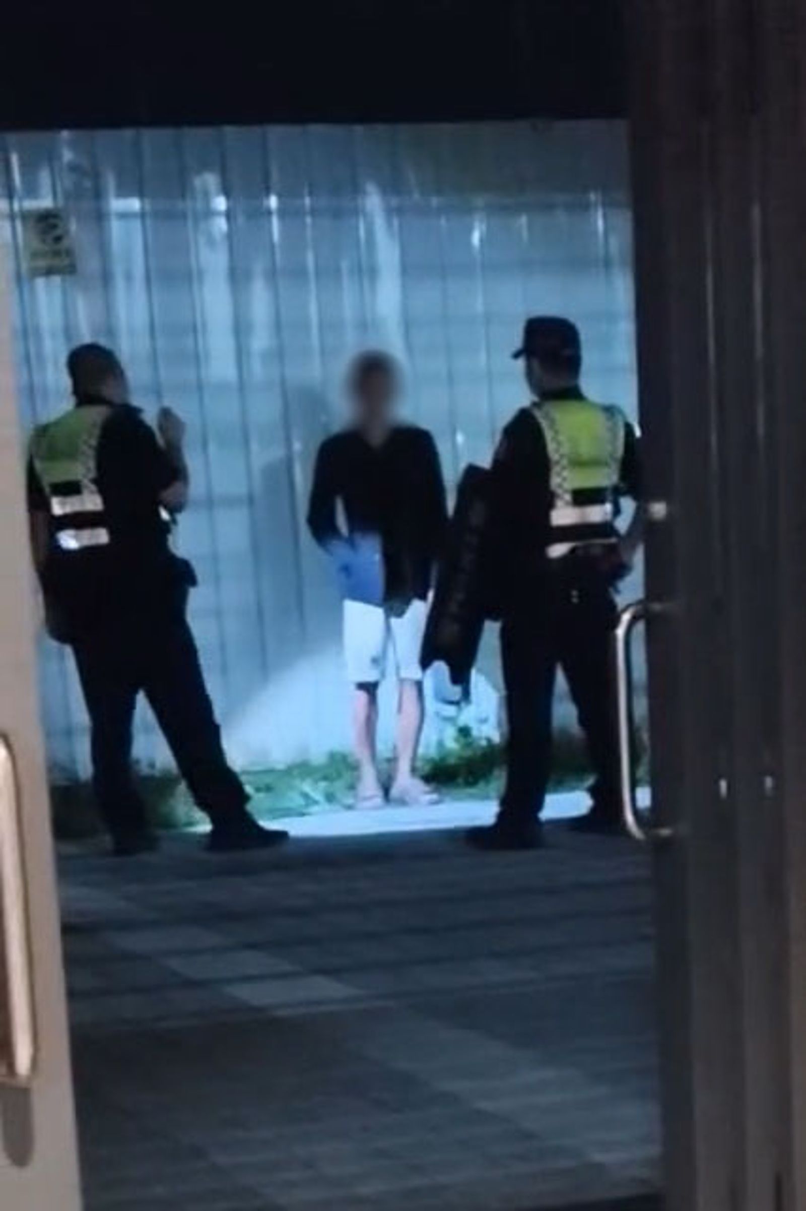 警方到場處理,男子仍情緒激動。畫面翻攝threads kai_c8858