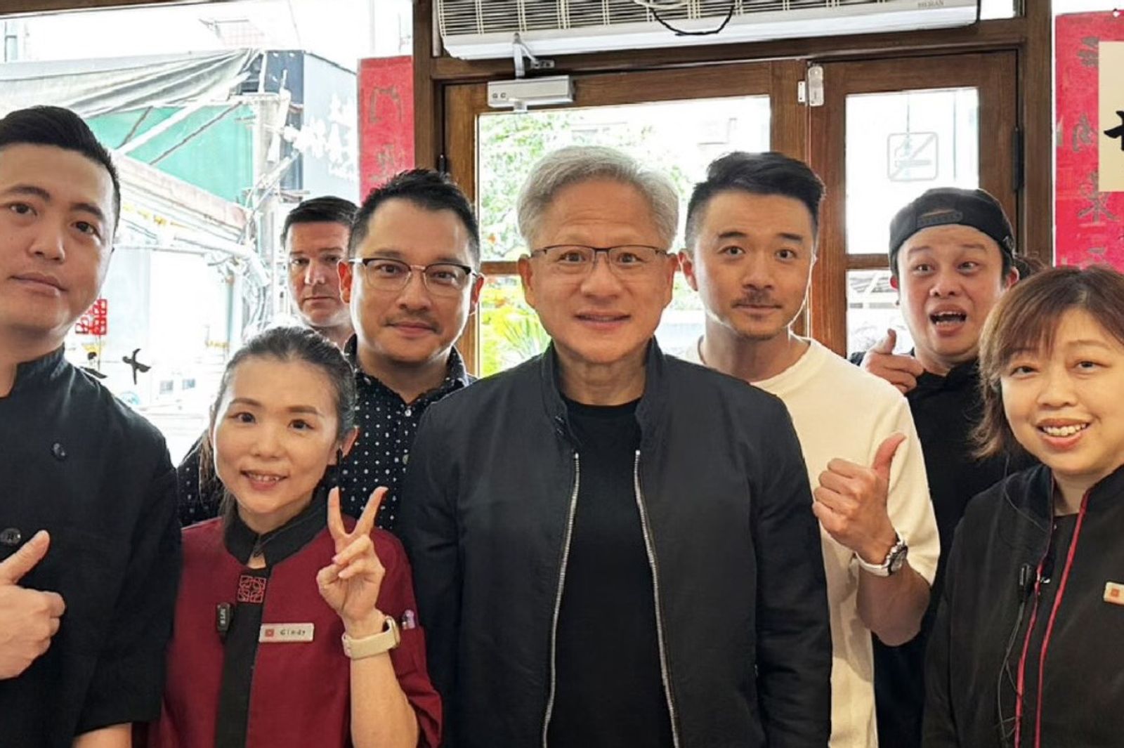 黃仁勳曾親自造訪「十二月」，還親切地與員工們合照，發紅包感謝款待。（翻攝店家官網）