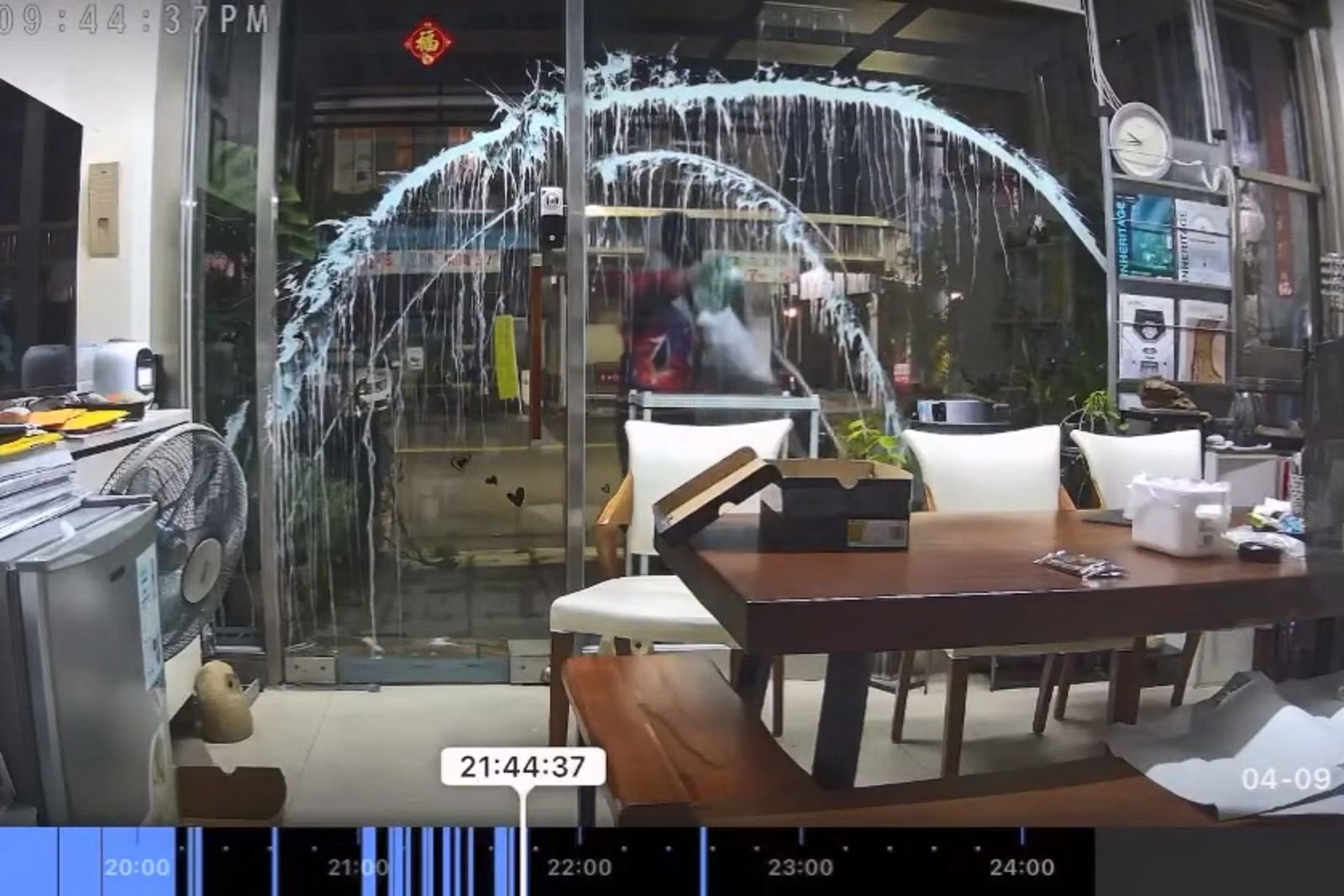 蒙面怪客狂潑白漆還錄影！　裝潢公司大門落地窗滿地污漬　警鎖定特徵全力緝捕