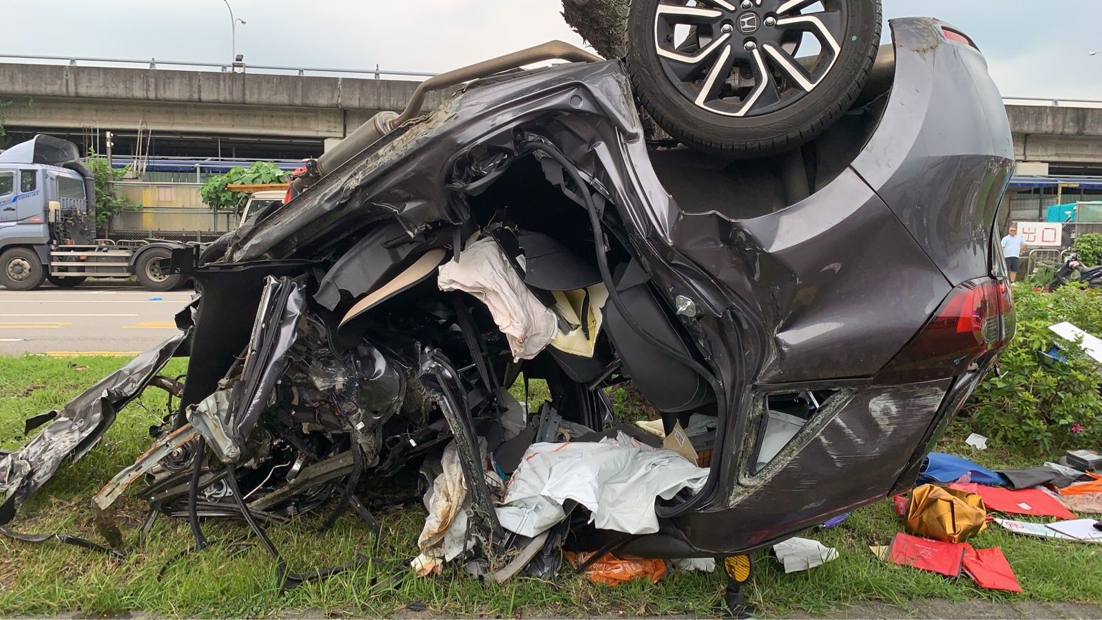 快訊／北市撫遠街重大車禍意外　小客車撞遊覽車翻覆2人送醫搶救