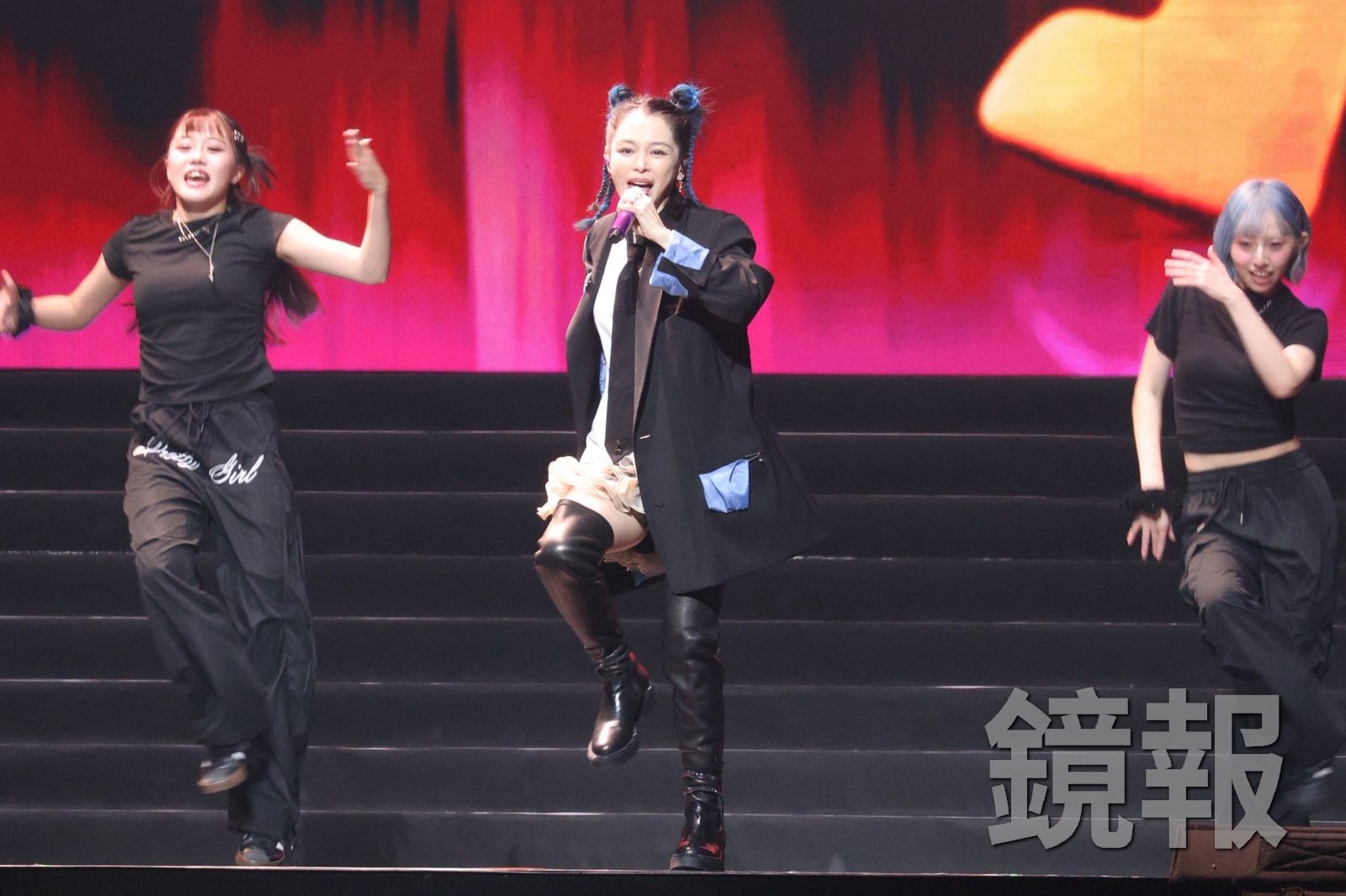 徐若瑄出席世新大學70週年校慶晚會表演,並領取傑出校友獎。攝影劉耀勻