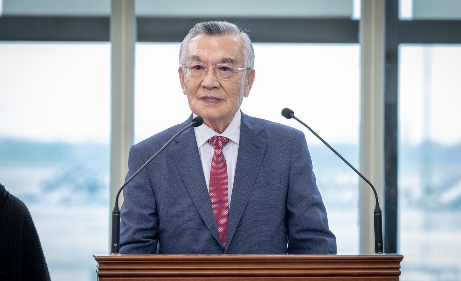 APEC領袖代表林信義啟程赴韓國參加年會,在機場發表行前談話。(圖/總統府提供)