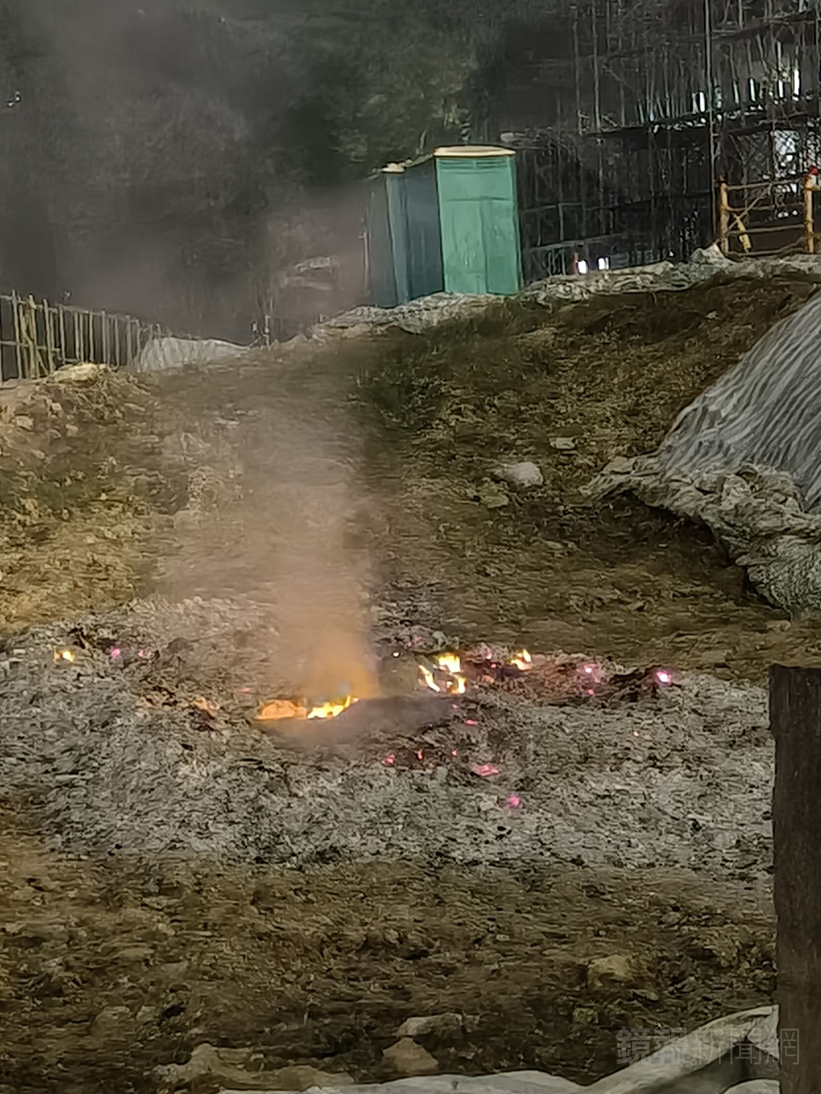 附近居民去年6月翻過鐵皮,直擊慈惠堂大面積露天燃燒金紙等不詳物品。讀者提供