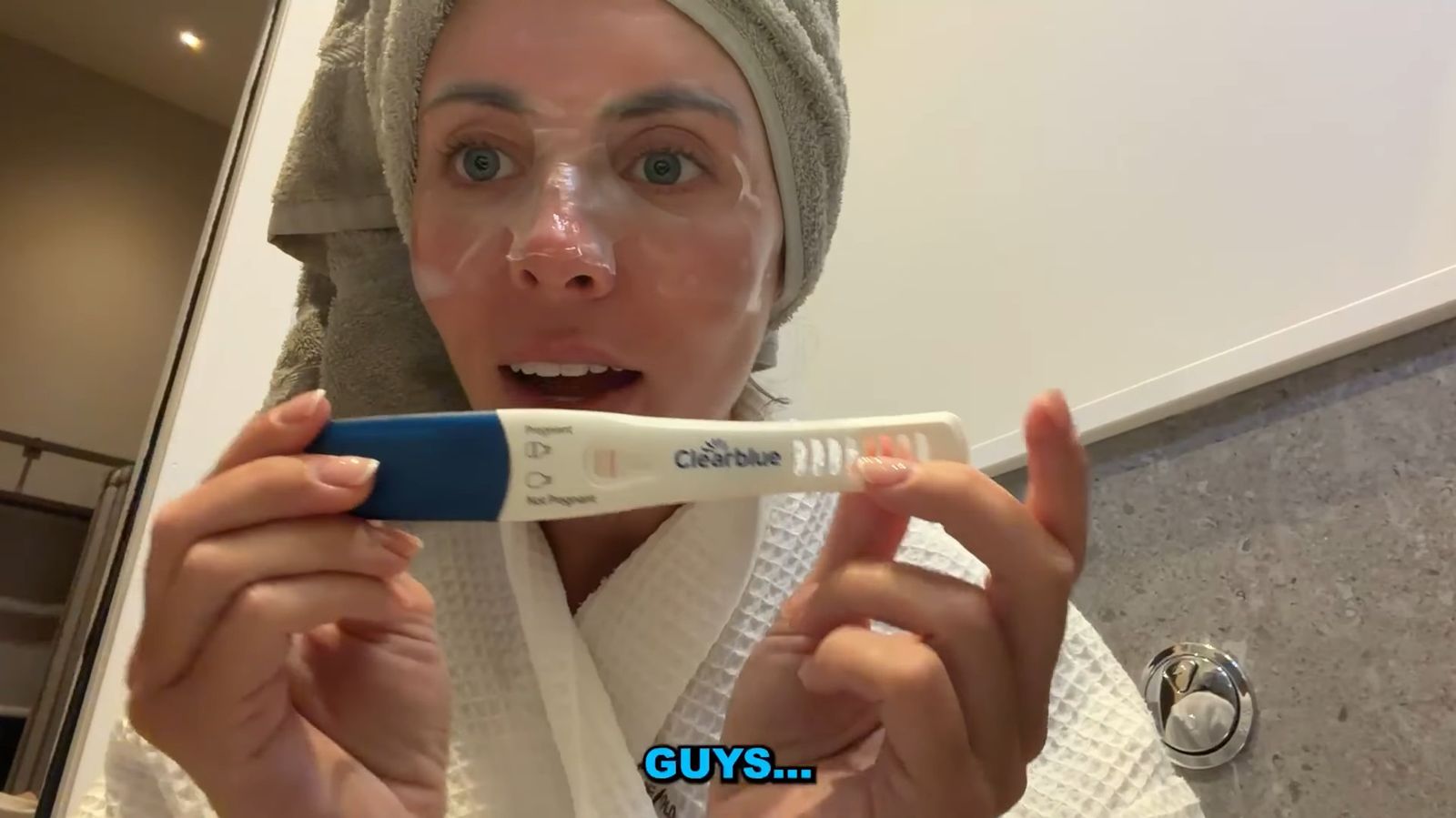 邦妮透過驗孕棒得知自己懷孕。圖／翻攝自YouTube／ Bonnie Blue