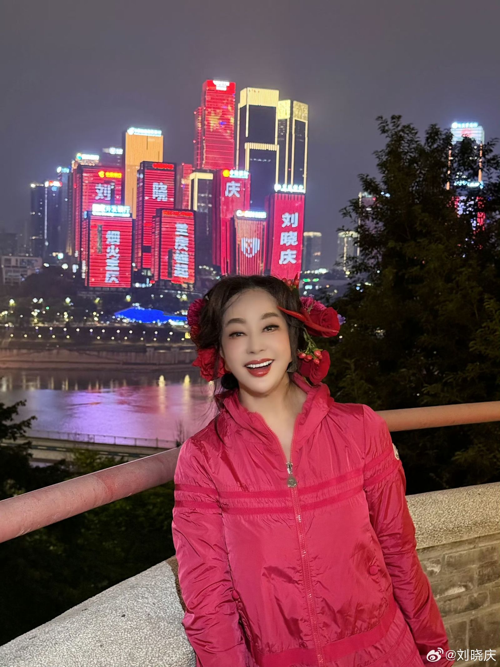 劉曉慶之前回到重慶故鄉。翻攝微博