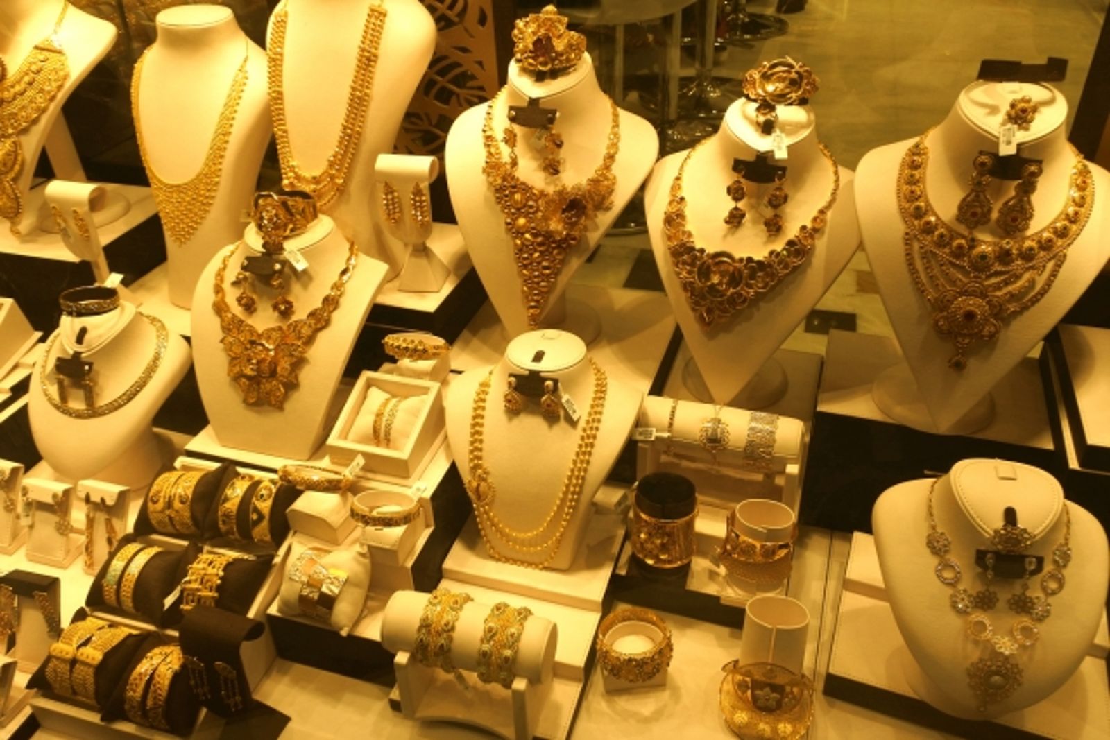 男子3個月花光40萬積蓄「沒錢買金飾給女友」　女方家長：戀愛買金手鐲不應該嗎？