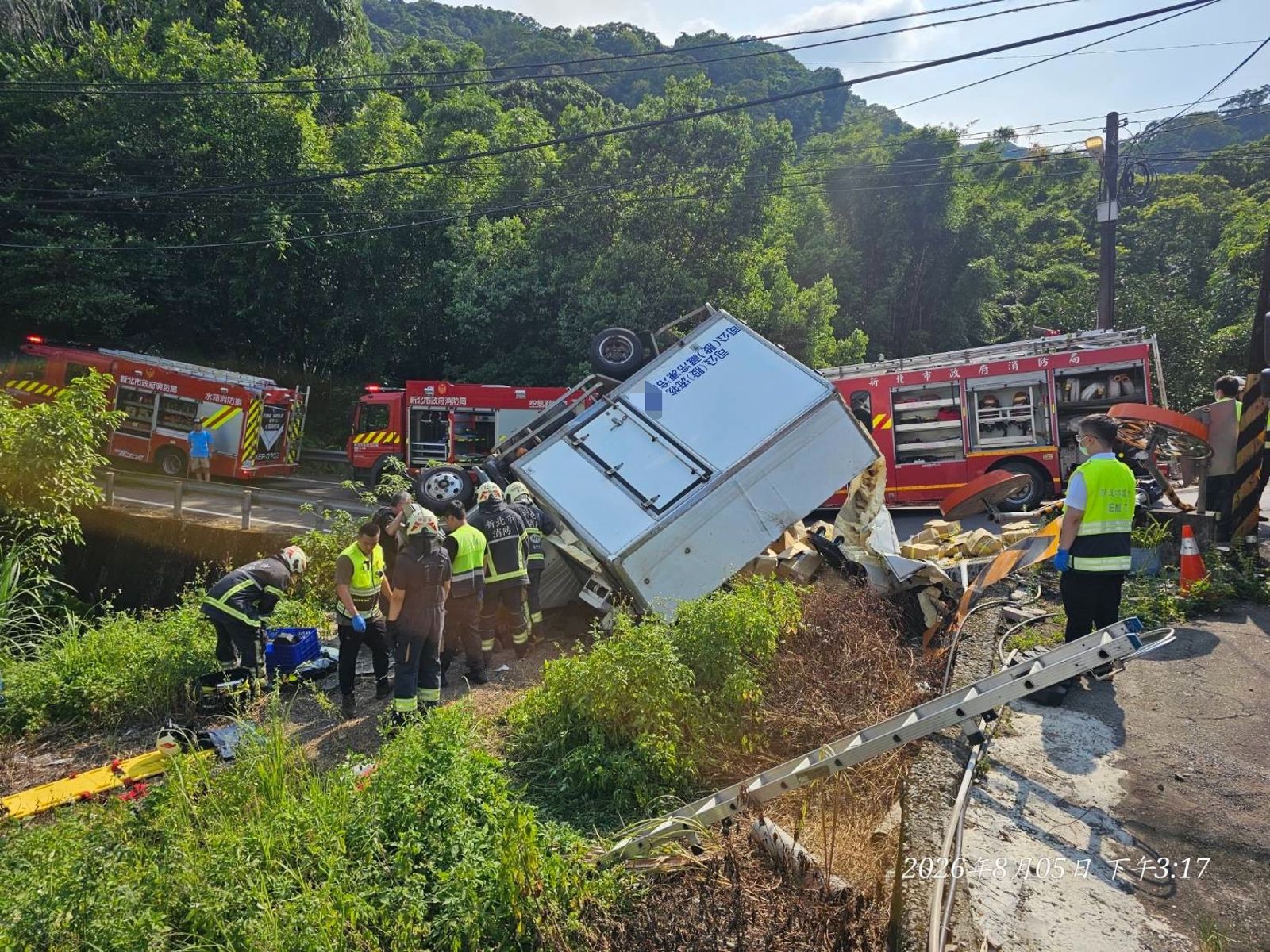 雙腿被夾困!貨車山路翻覆百箱玉米撒一地 「Doctor Car」急衝救援結局超驚人