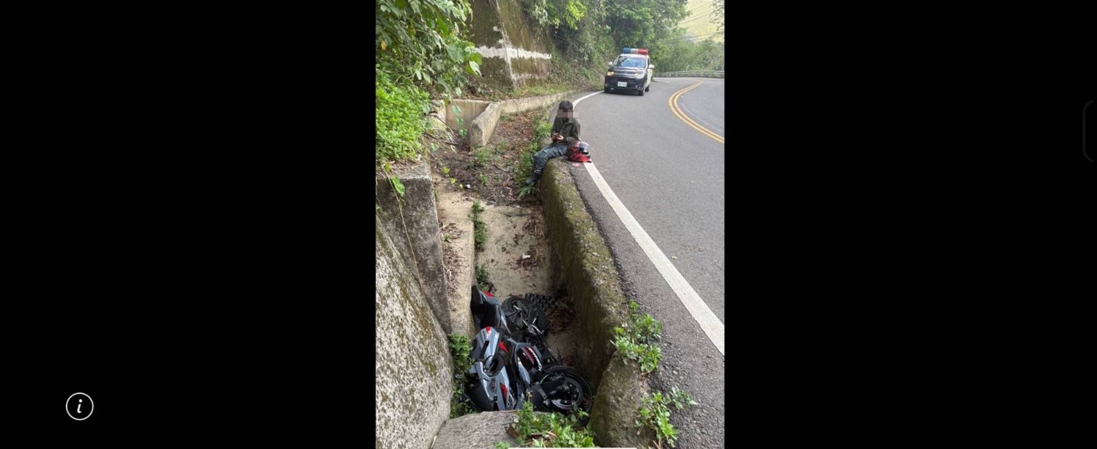 女騎士重機遊南橫摔落山溝　六龜警火速救援脫困送醫