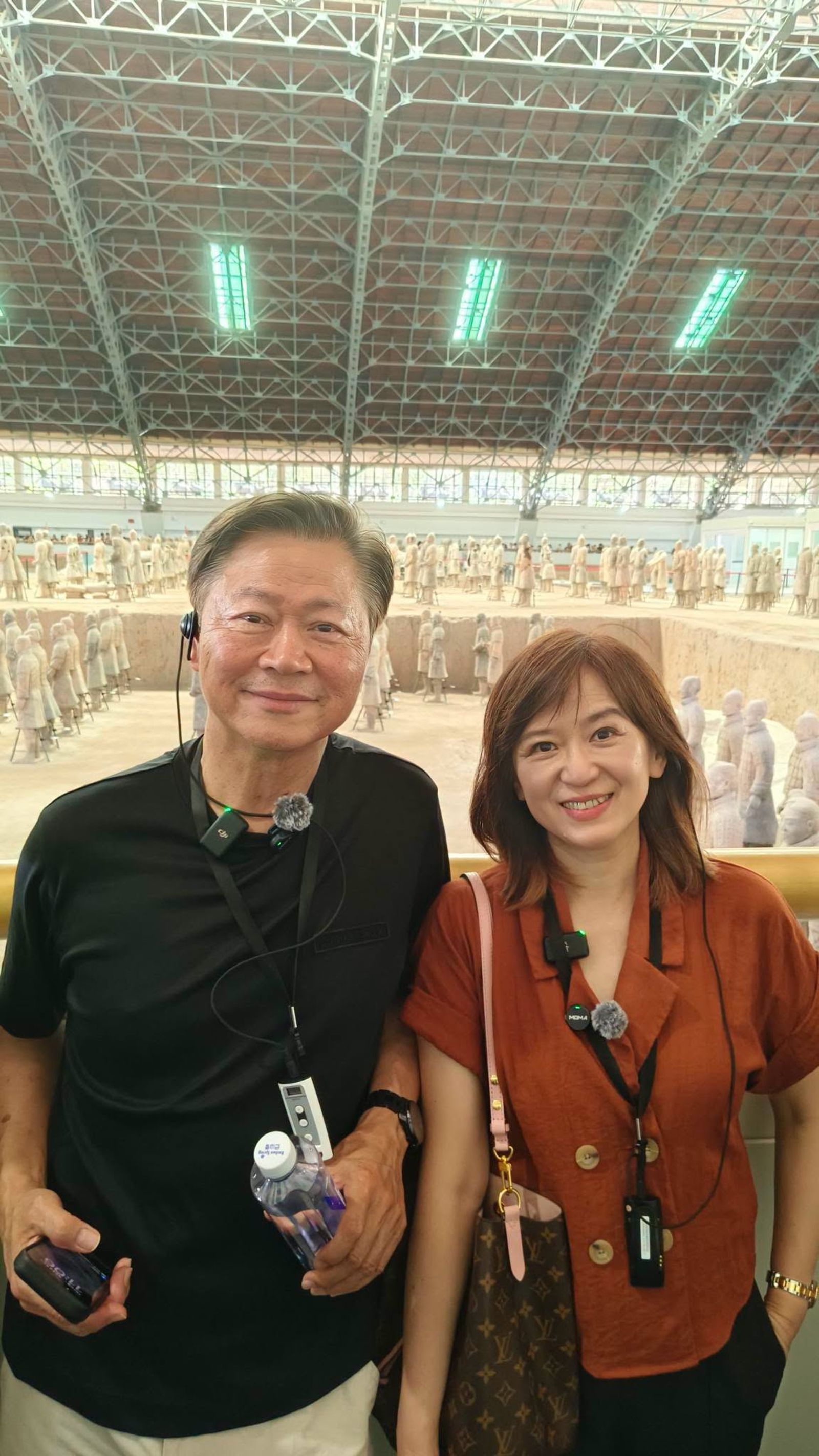 周玉琴(右)與賴岳謙夫妻經常到中國錄節目。圖/翻攝自周玉琴臉書