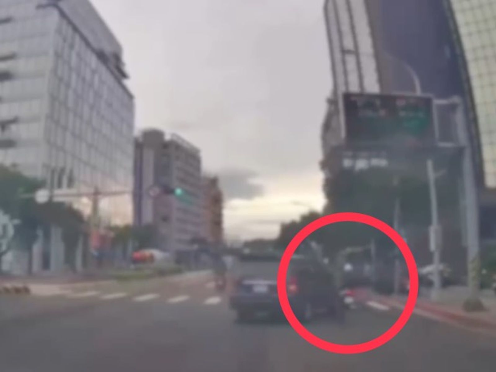 有片／松山機場車禍駕駛昏迷暴衝波及5車　騎士差「0.1秒」閃過車頭逃死劫